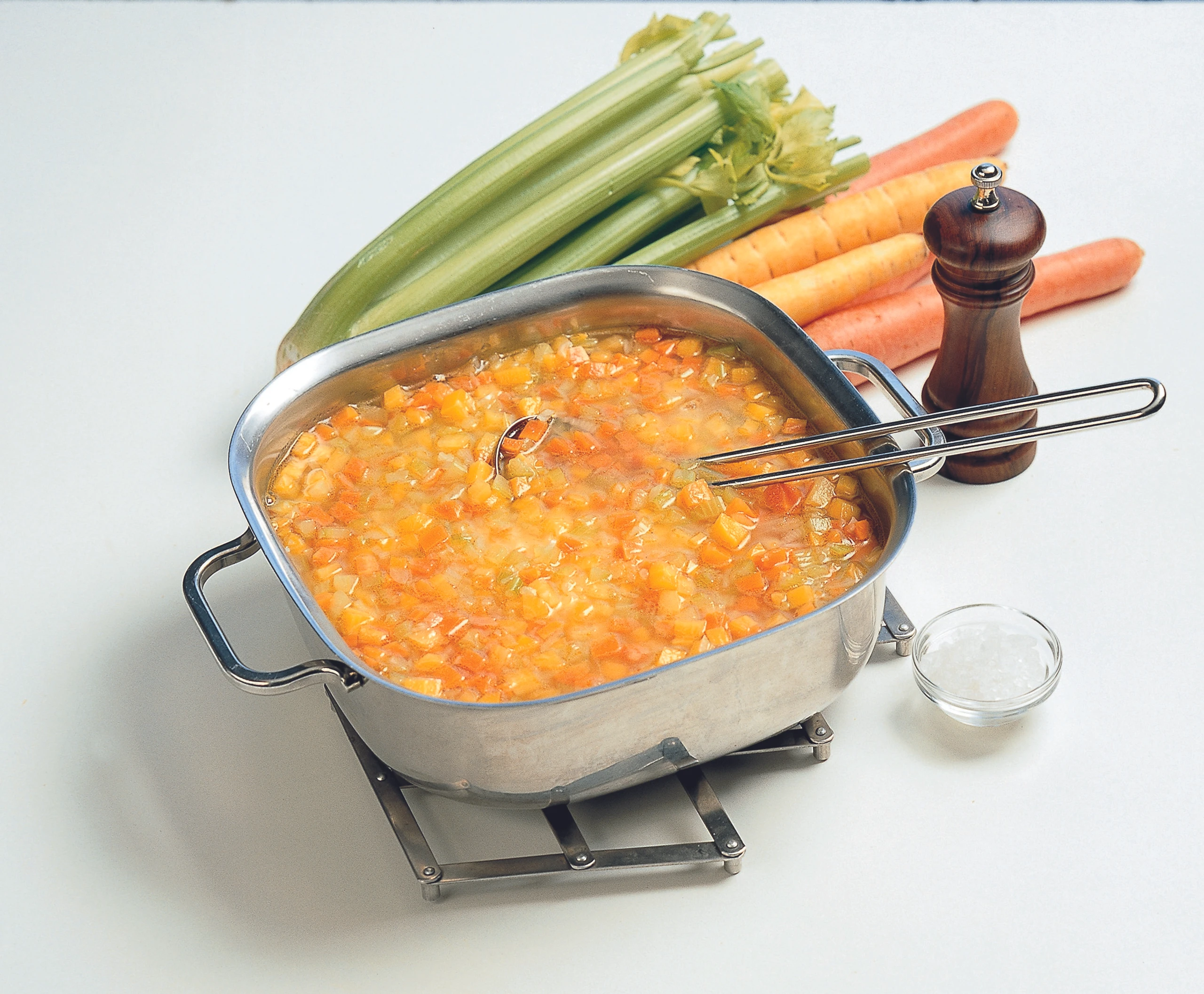 Schnelle klare Gemüsesuppe