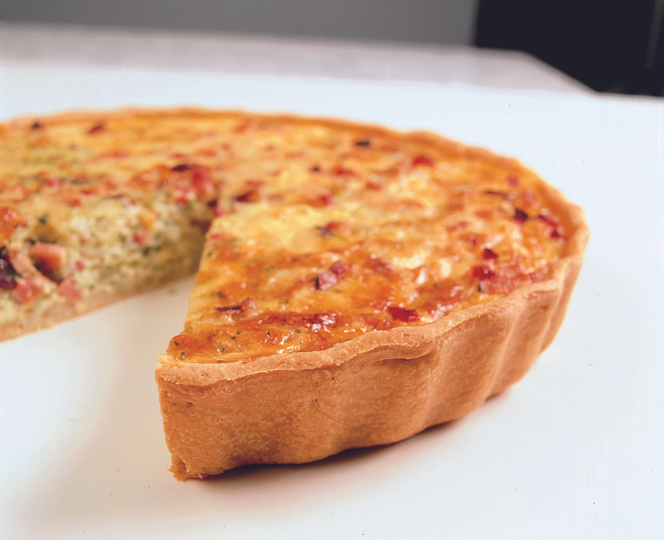 Feiner Zwiebelkuchen mit Schinken und Speck