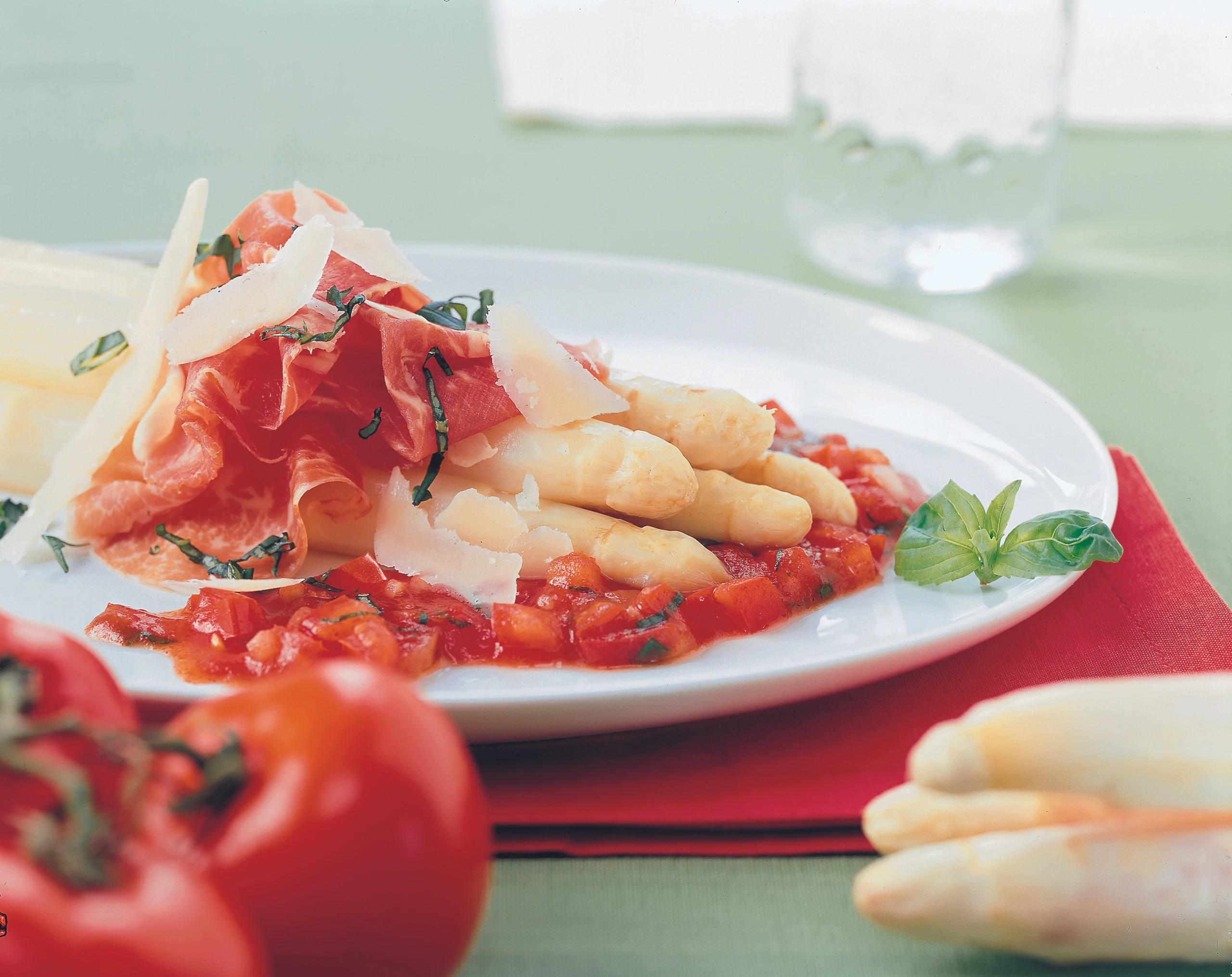 Spargel mit Tomaten, Prosciutto und Parmesan