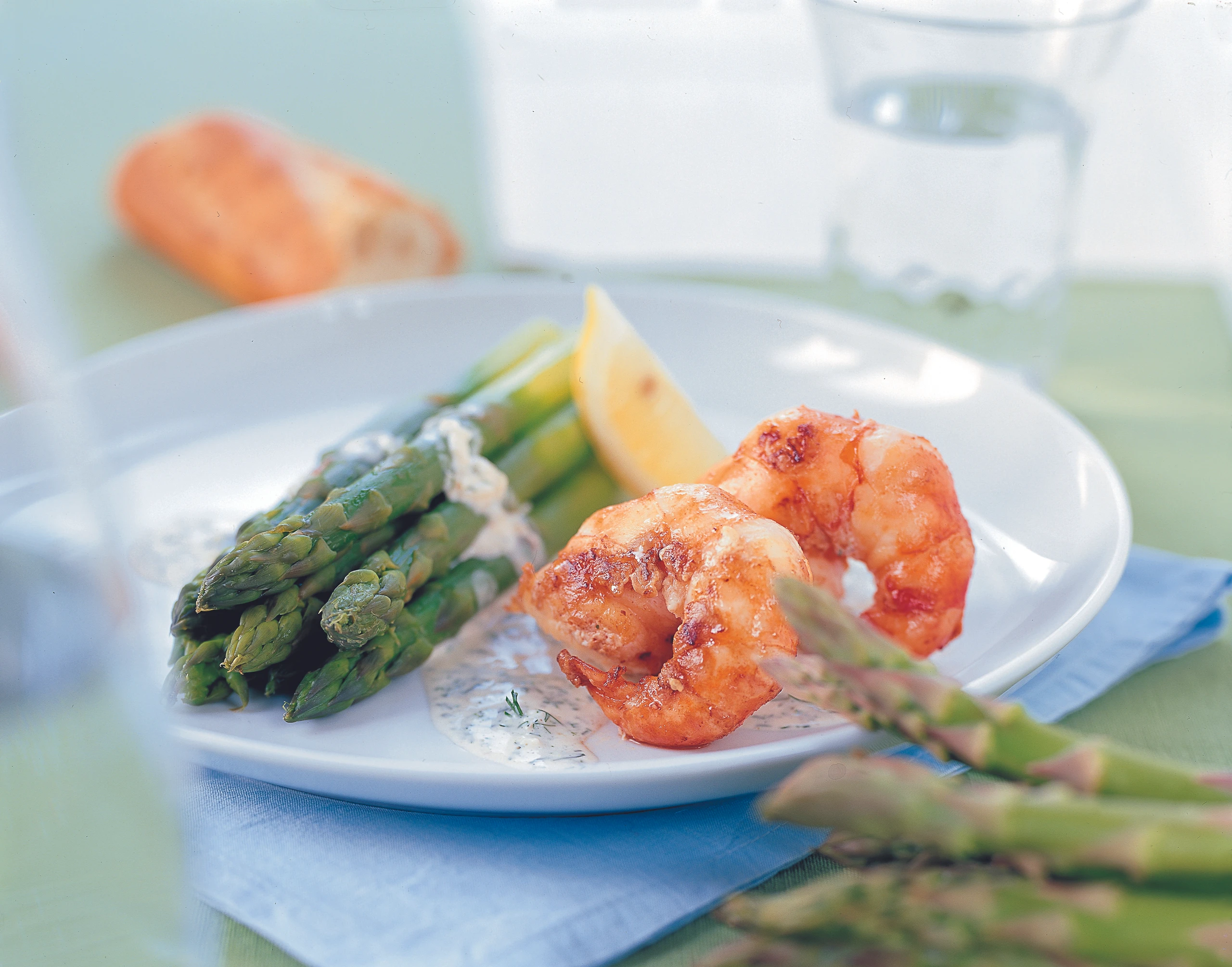 Grüner Spargel auf schwedische Art