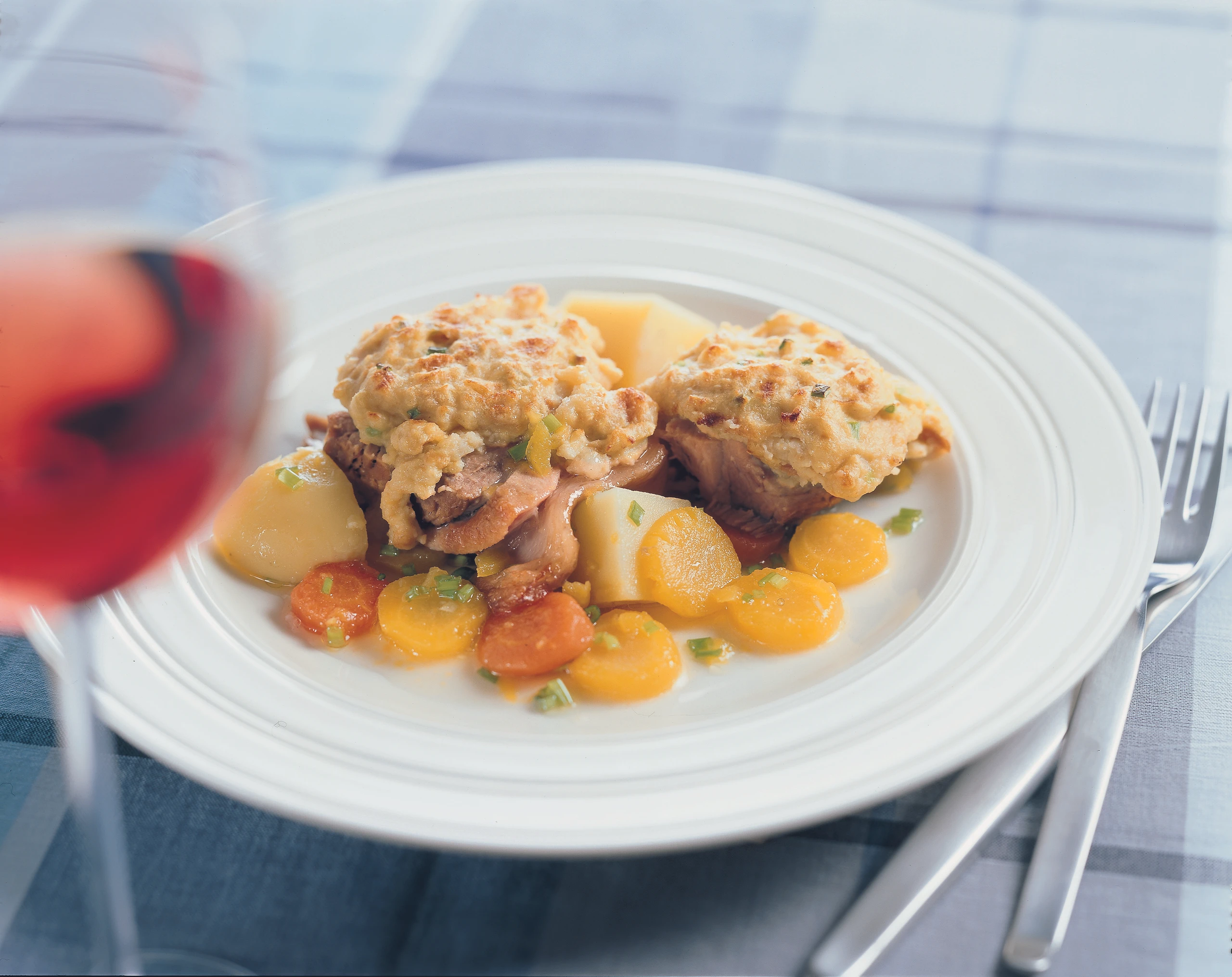 Schweinsstelze mit Semmelkrenhaube