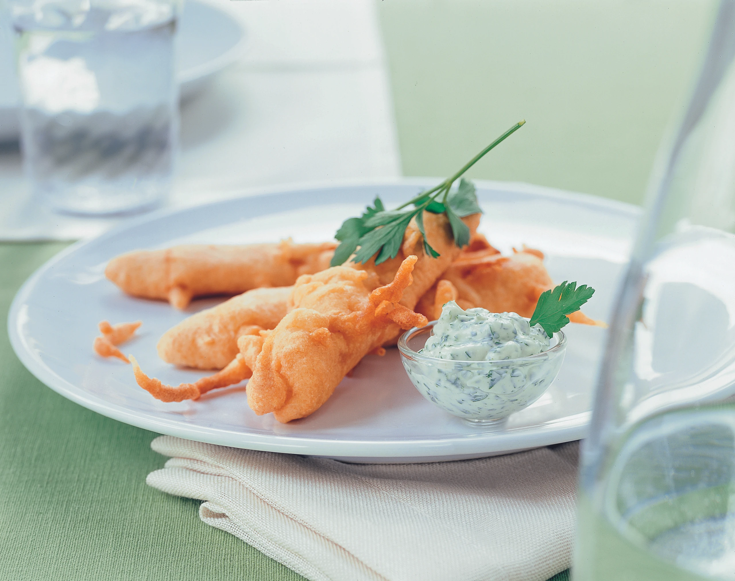 Spargel im Backteig mit Kräuterrahm