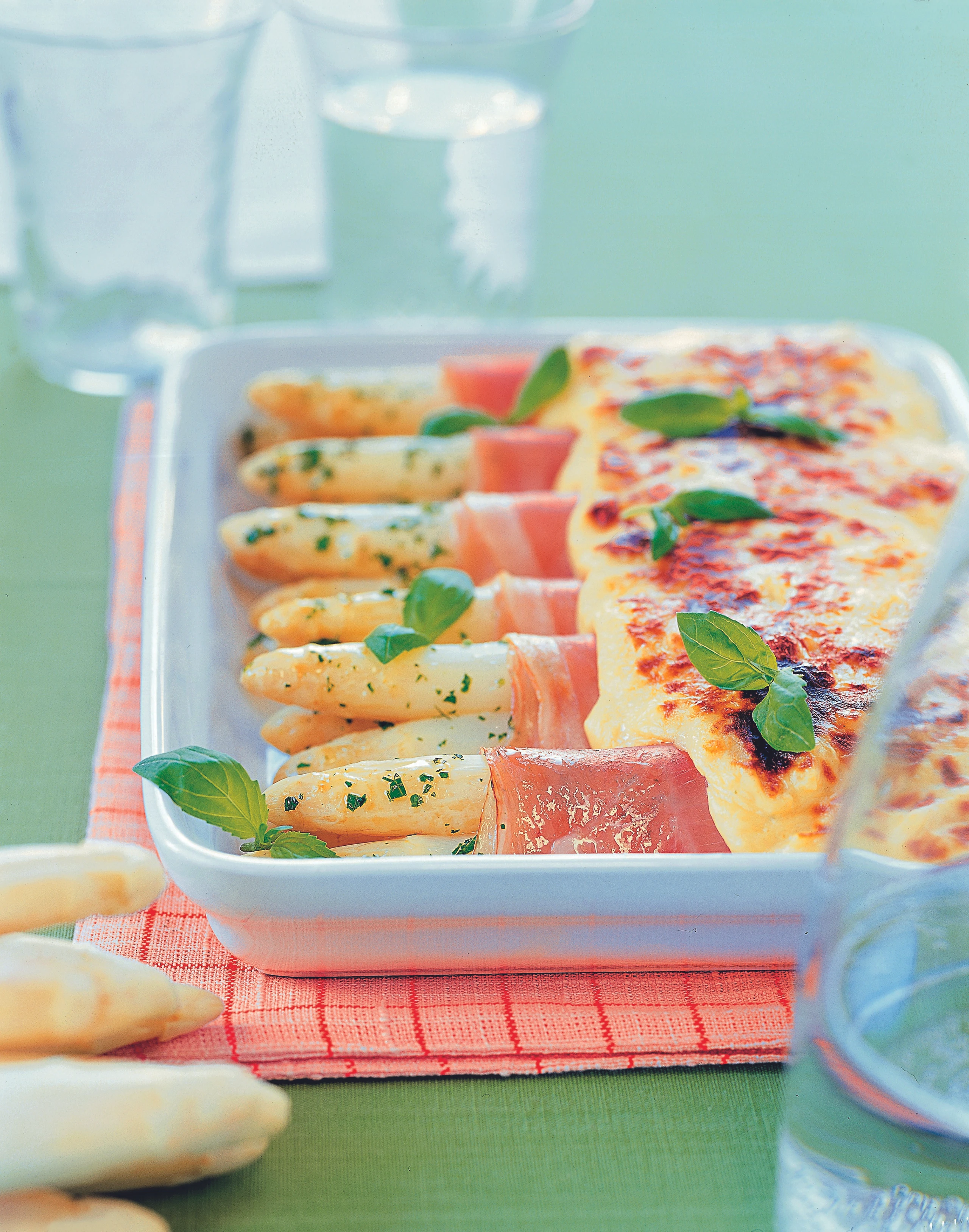 Gratinierte Spargel-Schinkenrollen mit Basilikum