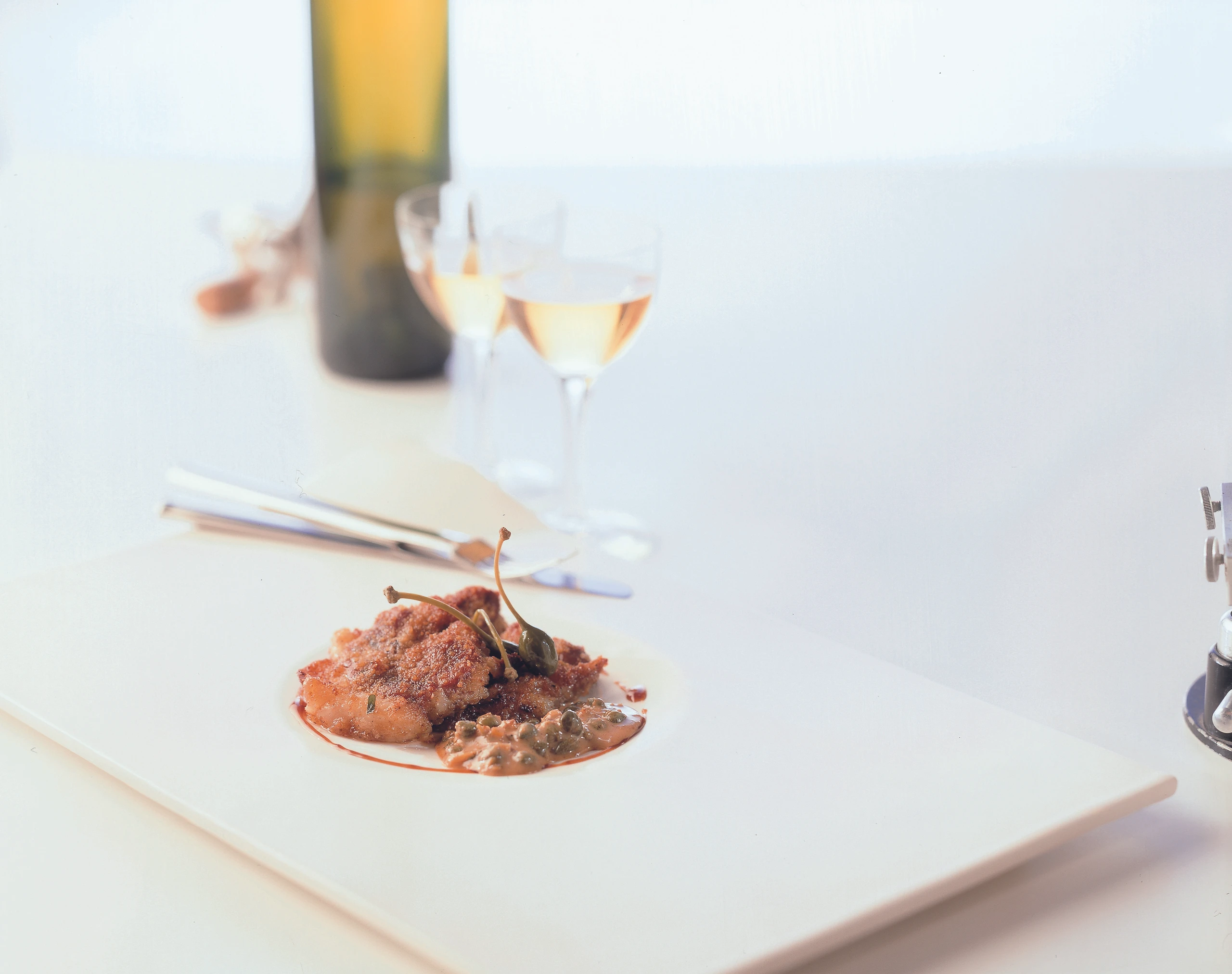 Gebratene Kalbsnierenscheiben mit Kapernsenfsauce