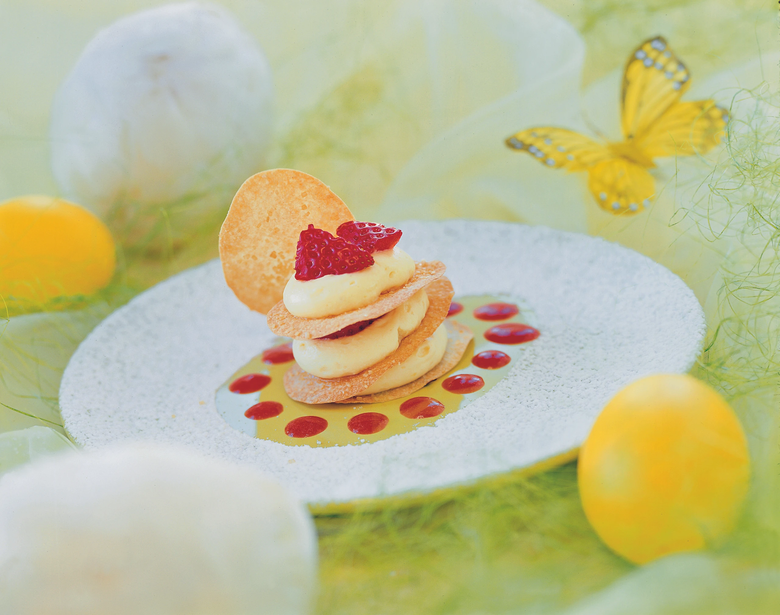 Türmchen mit Eierlikör-Creme und Erdbeeren