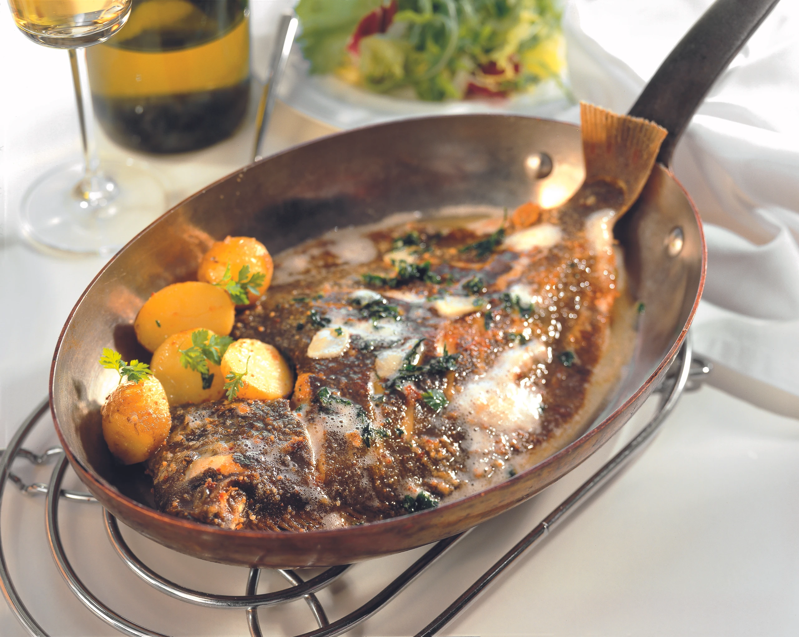 Maischolle mit Knoblauch und Kräutern gebraten