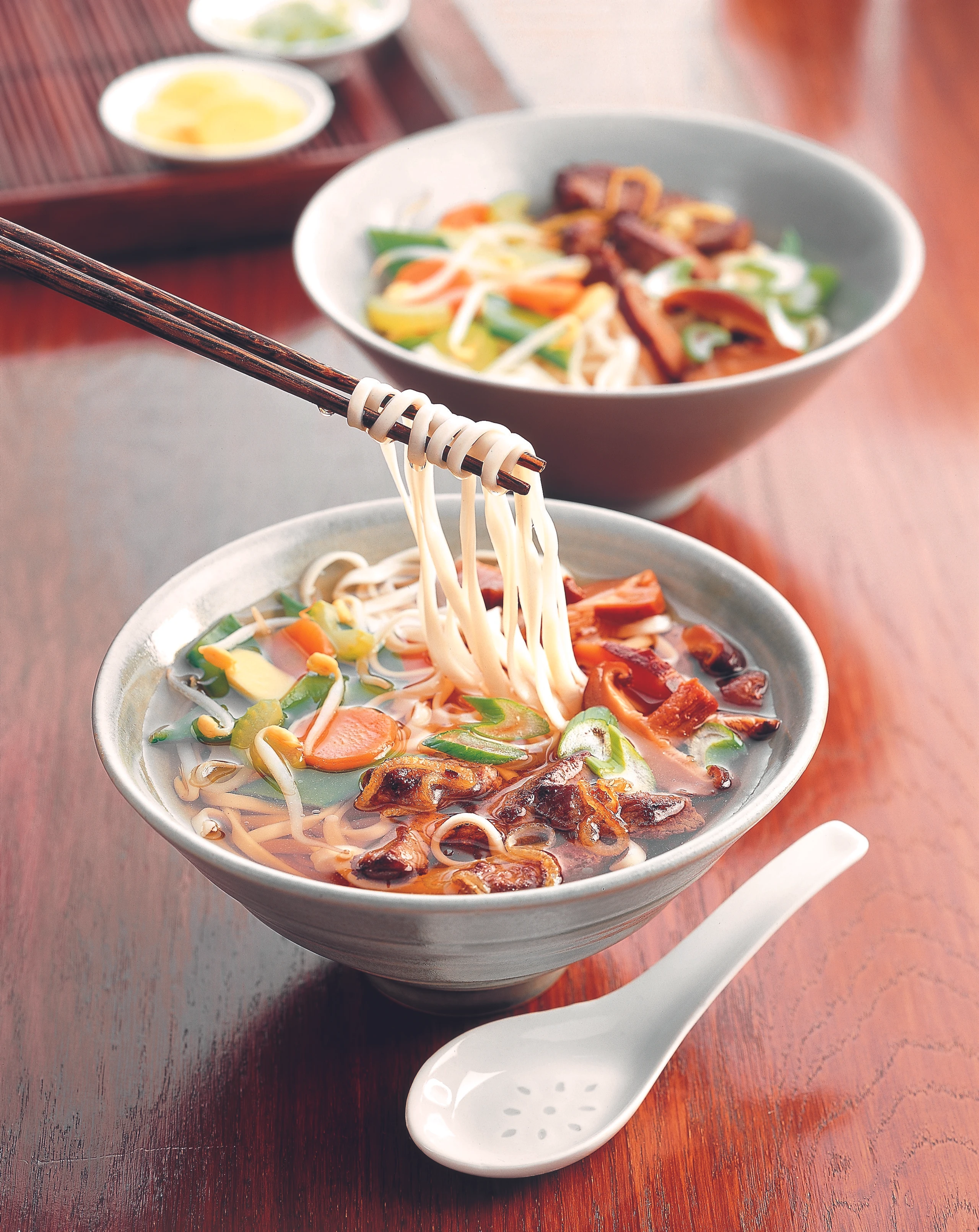 Nudeltopf mit gebratenem Rindfleisch, Pilzen und Sprossen