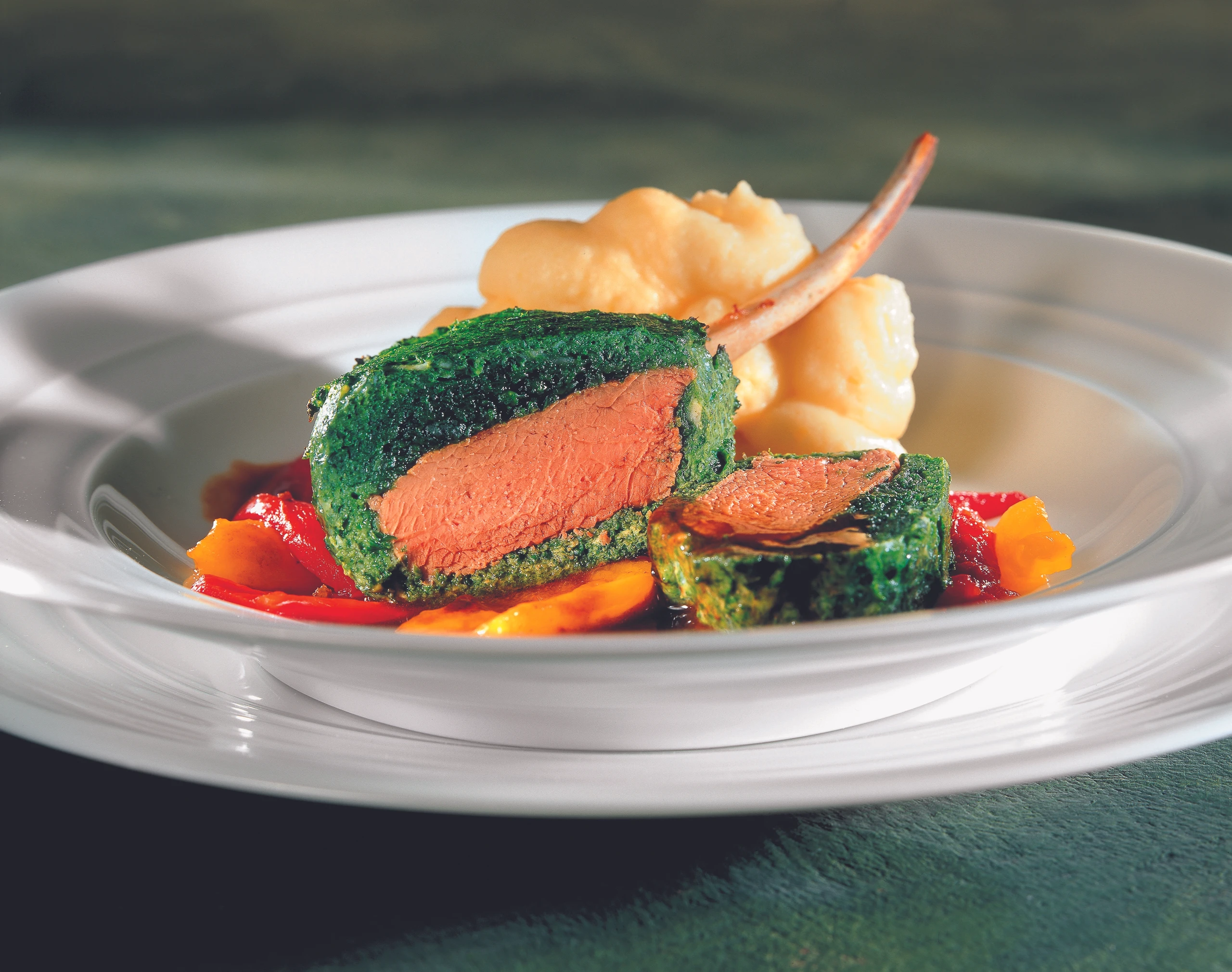 Lammkoteletts im Bärlauchmantel auf Paprikagemüse