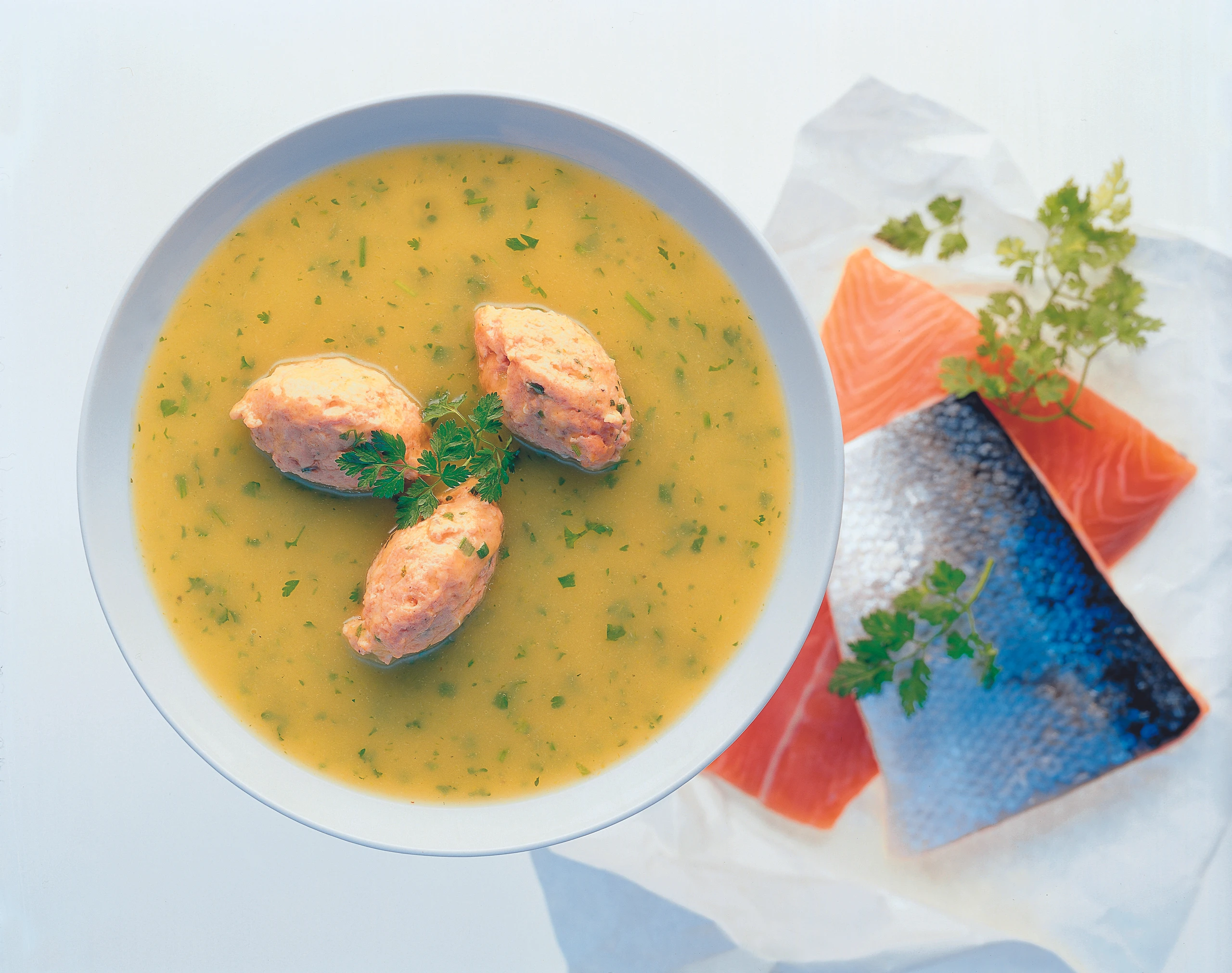 Kerbelsuppe mit Lachsnockerln