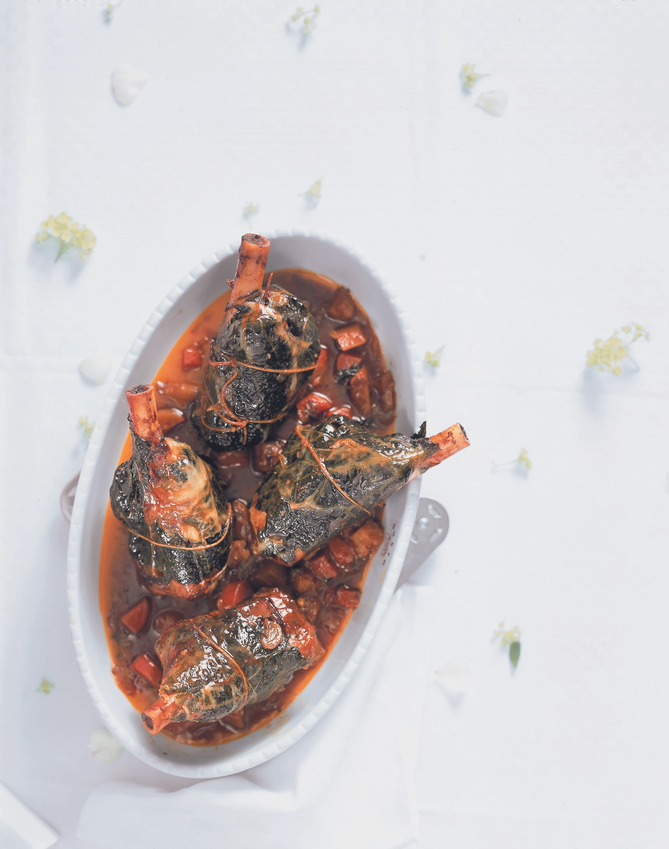 Geschmorte Lammstelzen im Kohlmantel