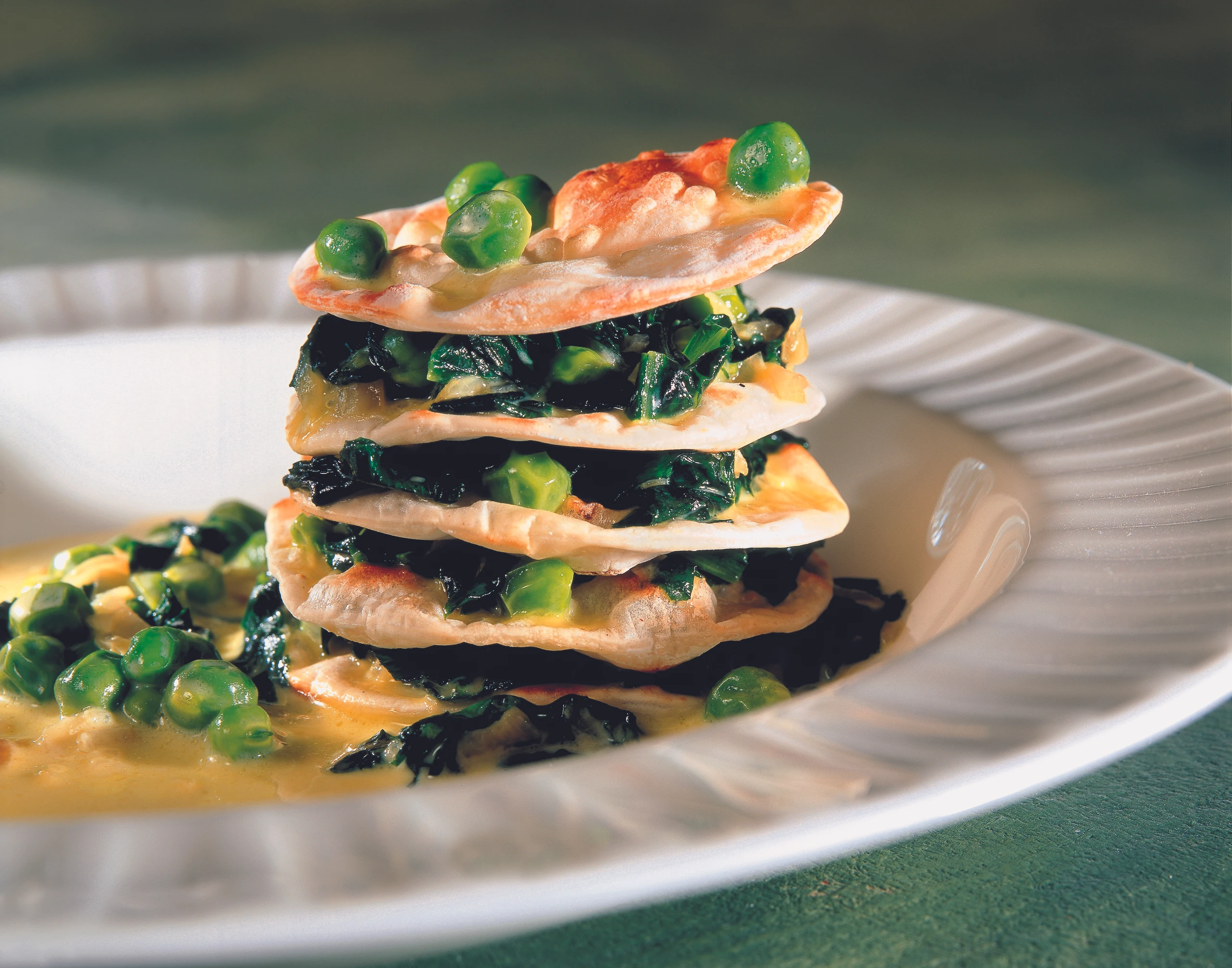 Bärlauchlasagne mit Erbsen und Erdäpfelsauce