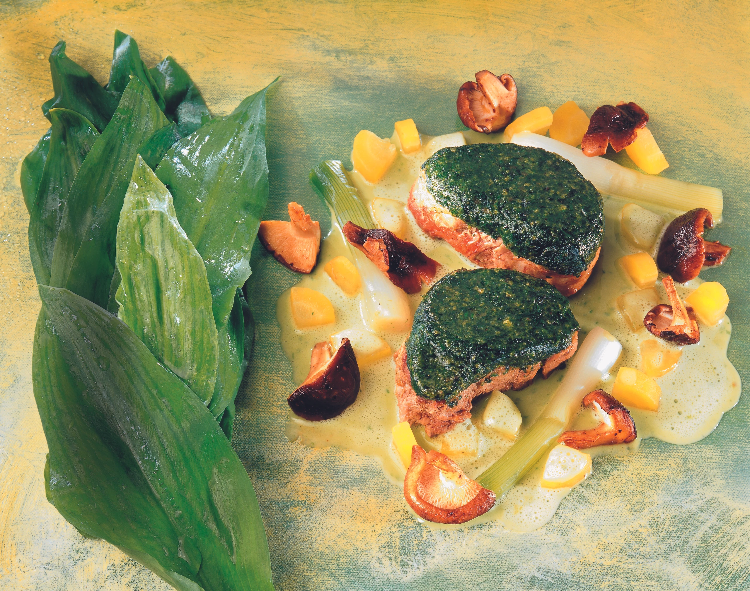 Kalbsmedaillons mit Bärlauchkruste auf Gemüseragout