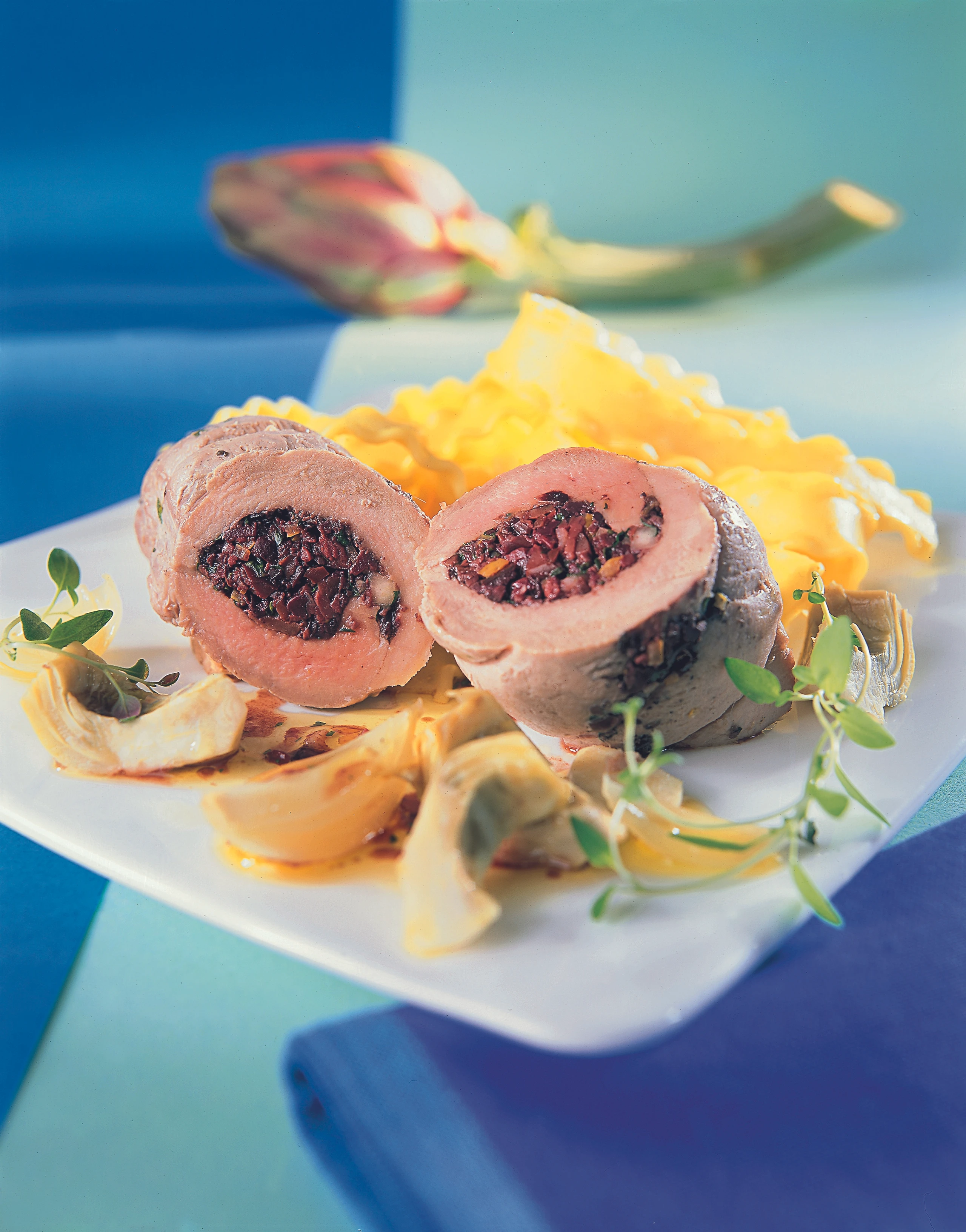 Schweinsfilet mit Artischocken, Oliven und Kräutern