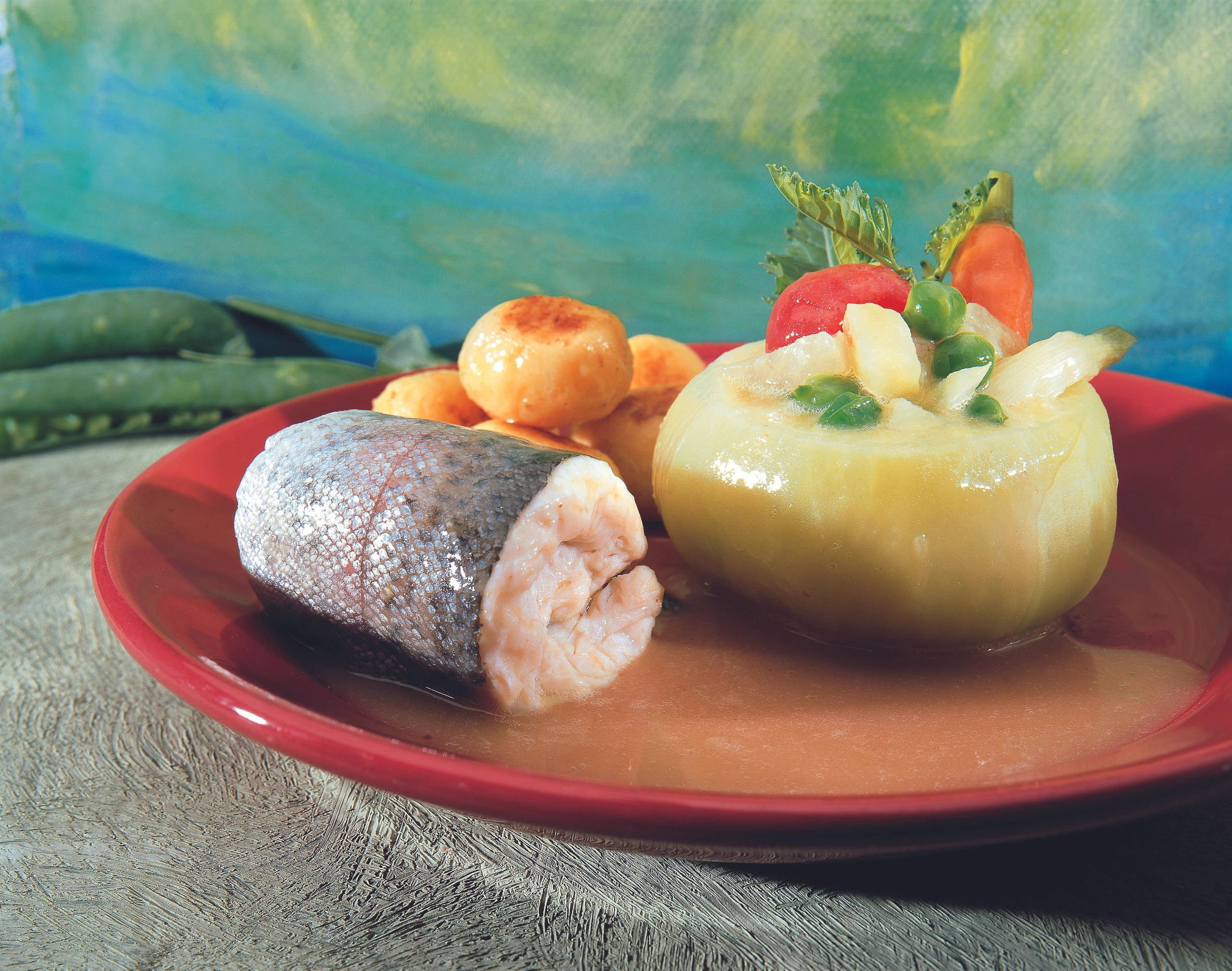 Forellen-Rolle mit Gemüseragout im Kohlrabi