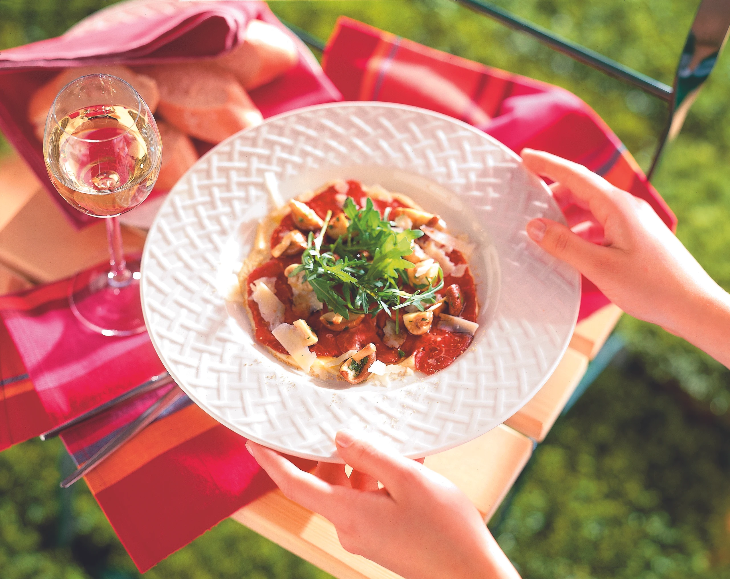 Carpaccio auf Senfrahm mit marinierten Pilzen