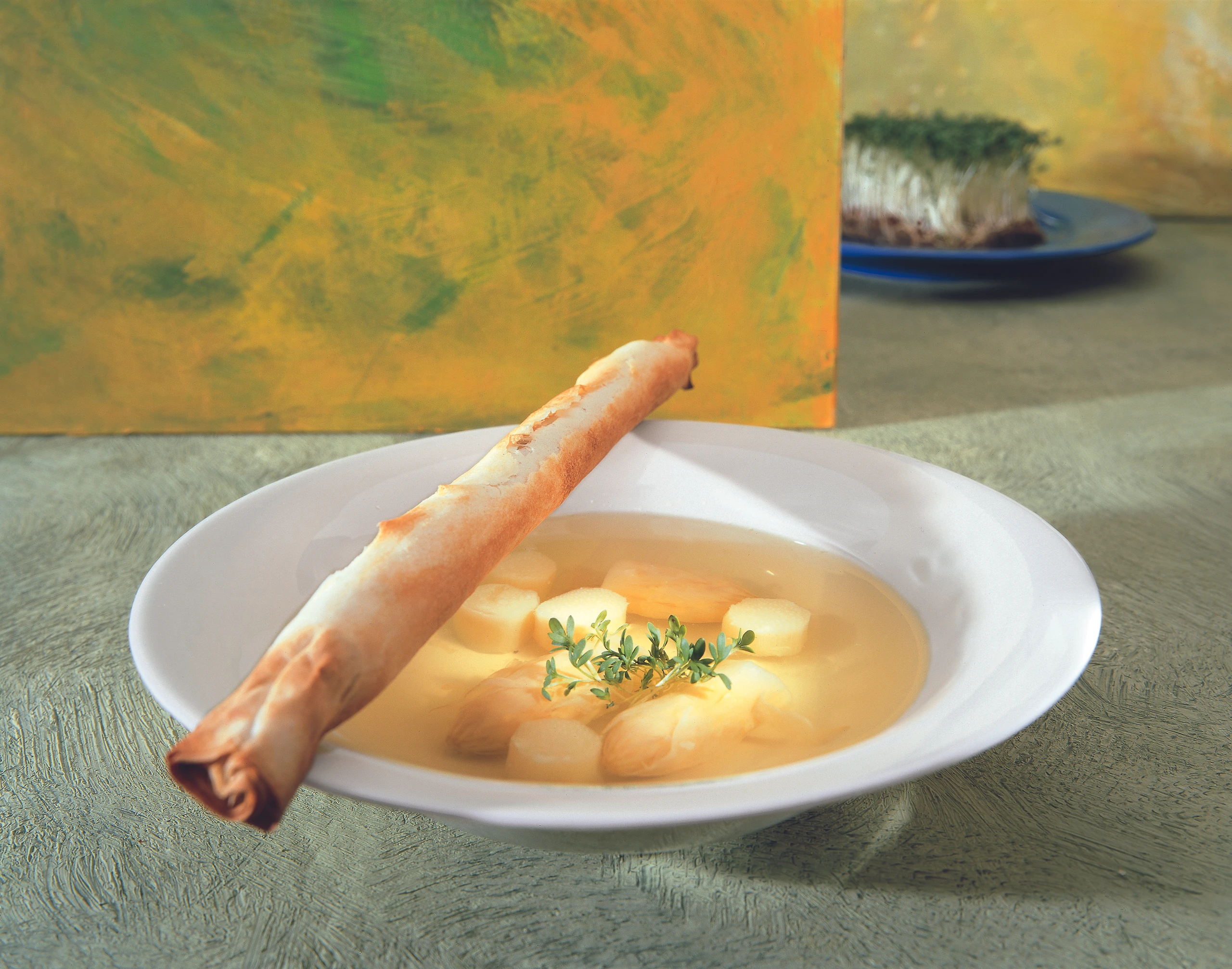 Klare Spargelsuppe mit Kressestrudel