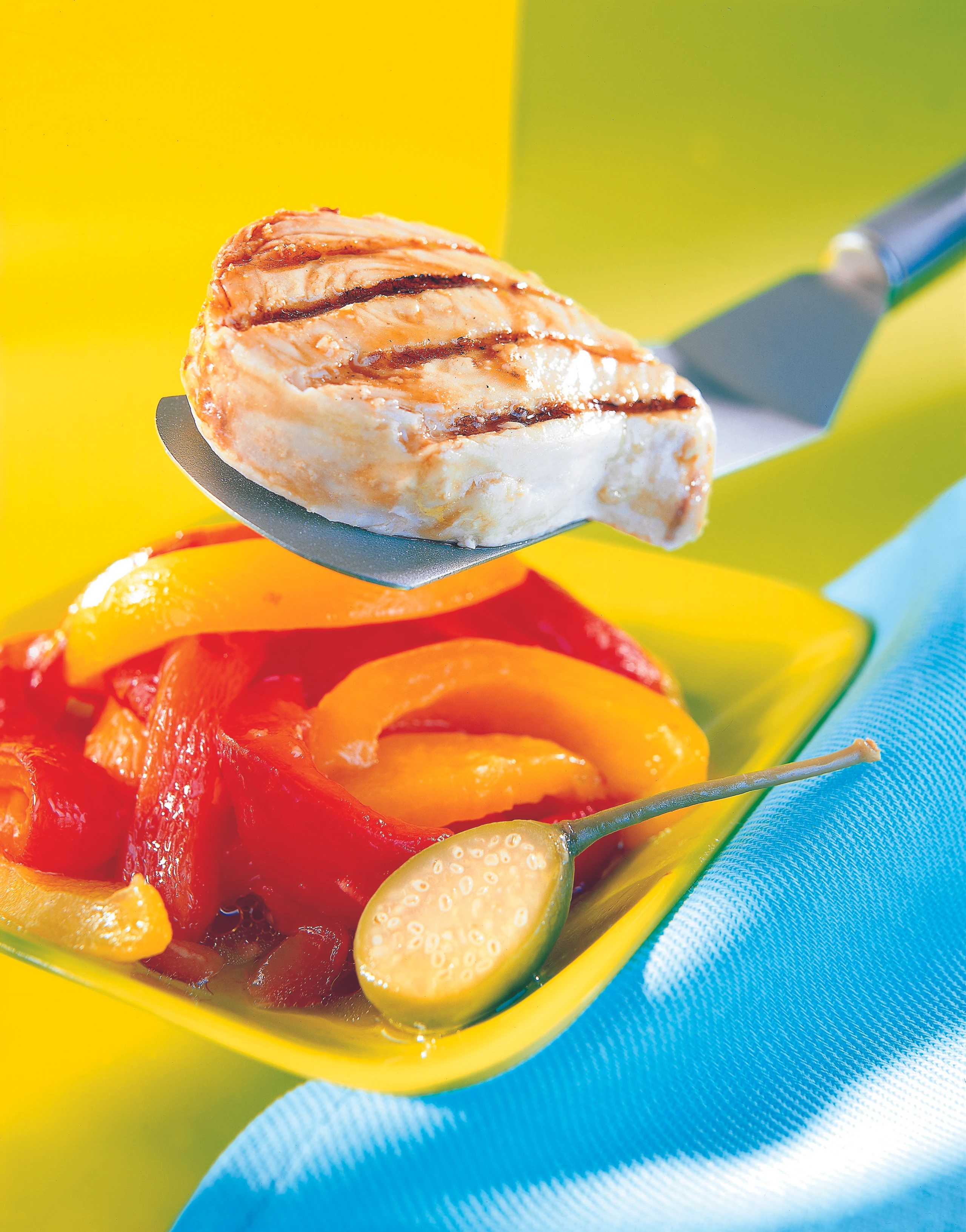 Paprikasalat mit gegrilltem Fisch