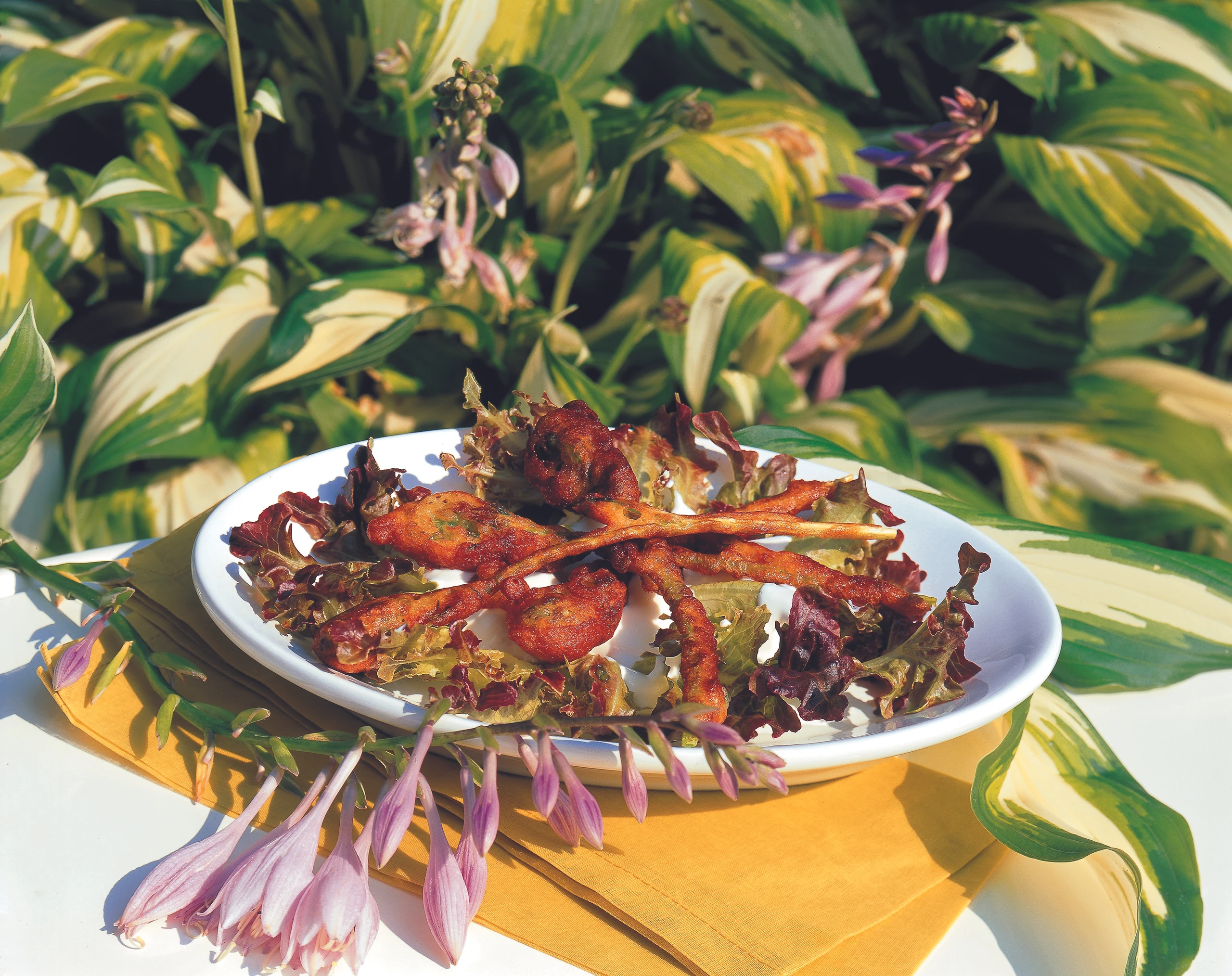 Gebackene Hosta-Knospen auf Salat