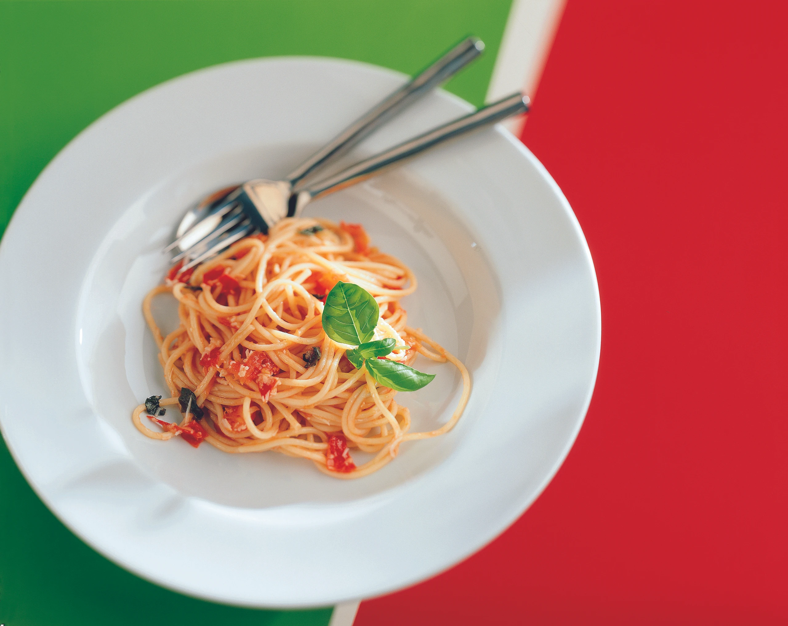 Spaghetti mit Paradeisern, Knoblauch und Basilikum