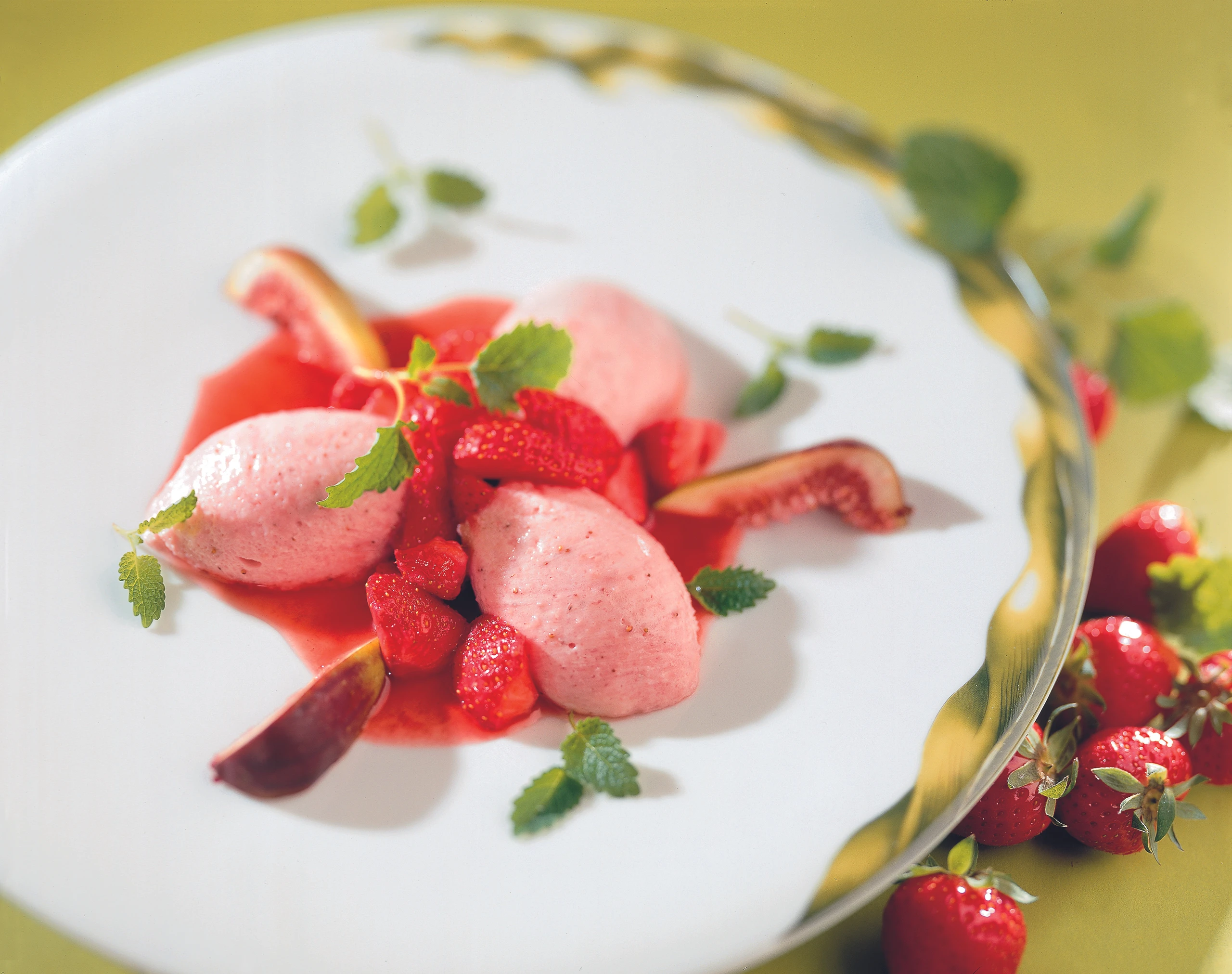 Erdbeer-Joghurtnockerl mit marinierten Erdbeeren