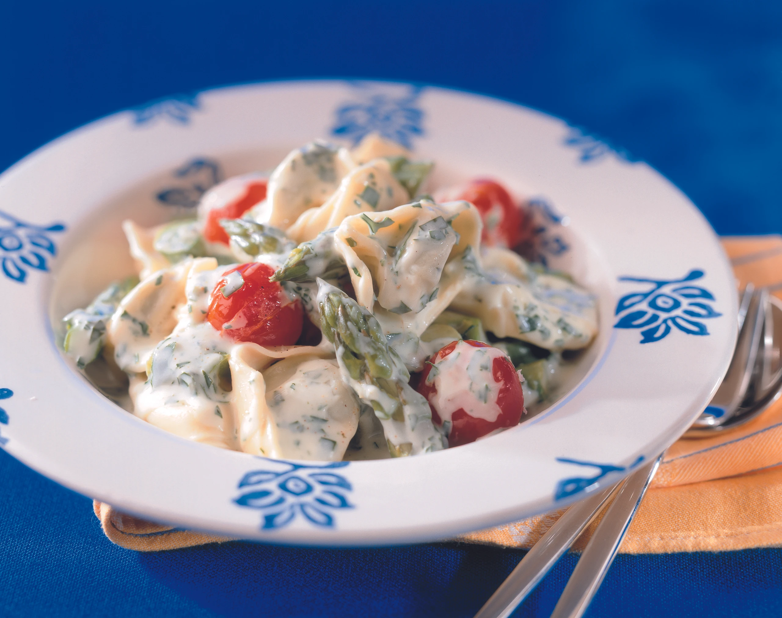 Tortellini mit Spargel-Kräutersauce