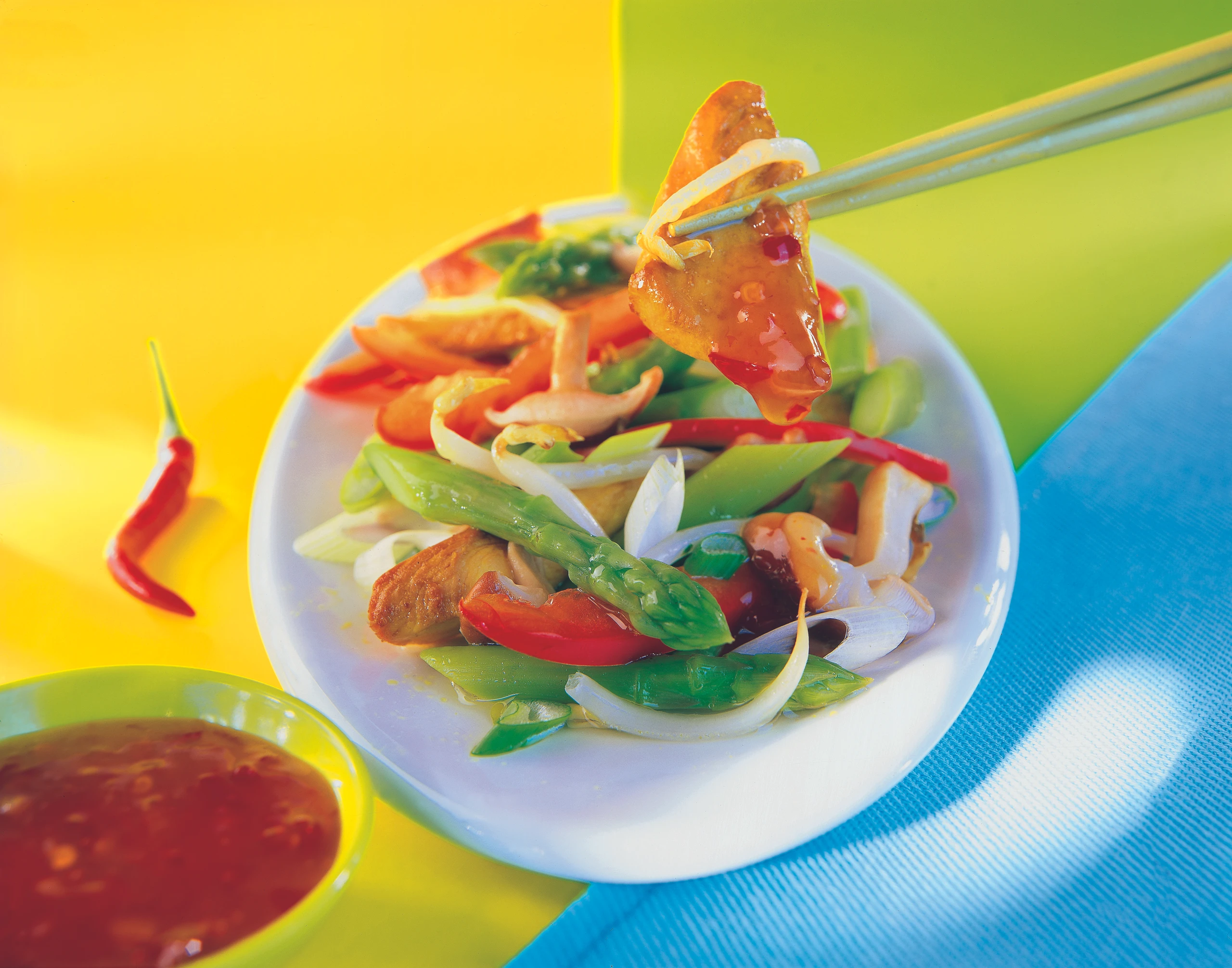 Asiatischer Spargelsalat mit Huhn und Pilzen