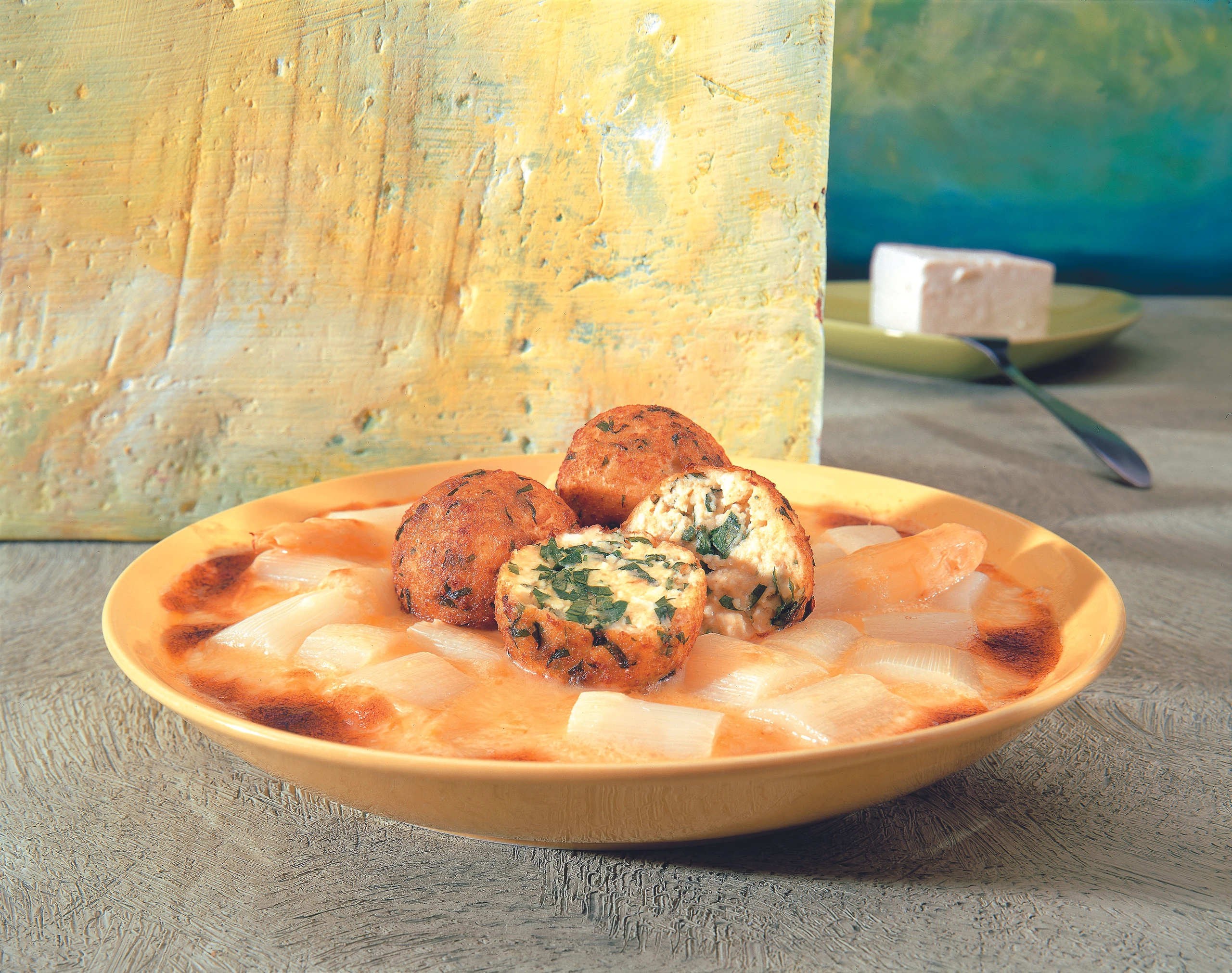 Bärlauch-Käse-Knödel auf Spargelgratin