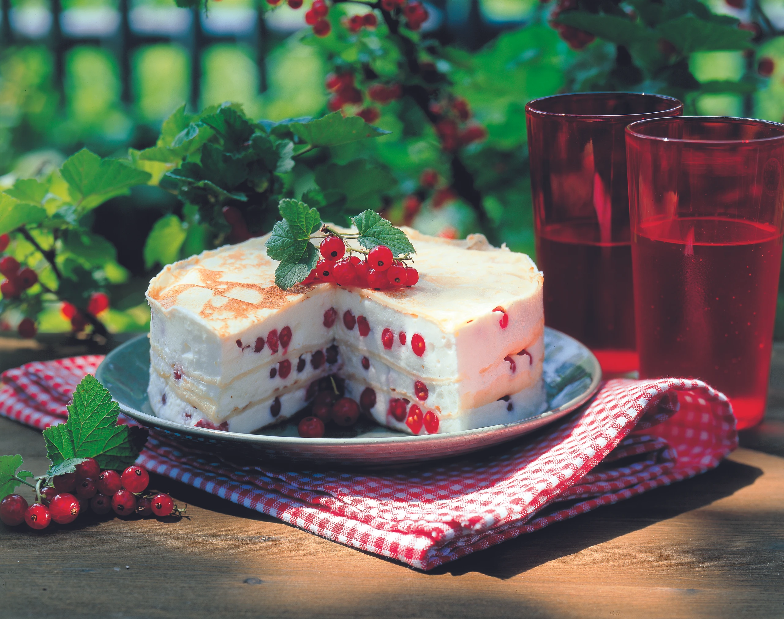 Palatschinkentorte mit Ribisel-Ricottacreme