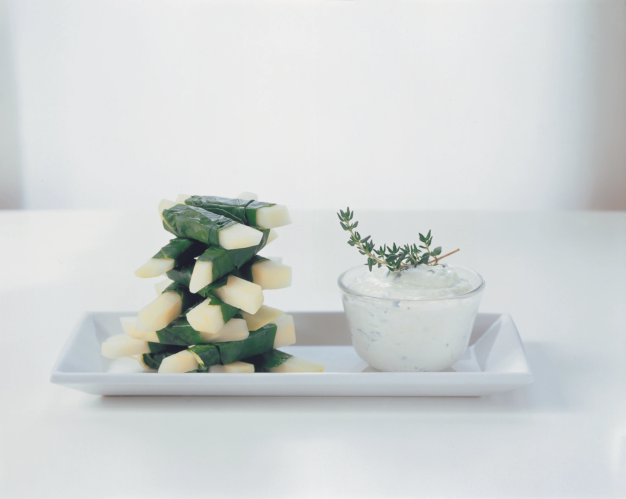 Kohlrabistäbchen mit Mangold und Parmesansauce