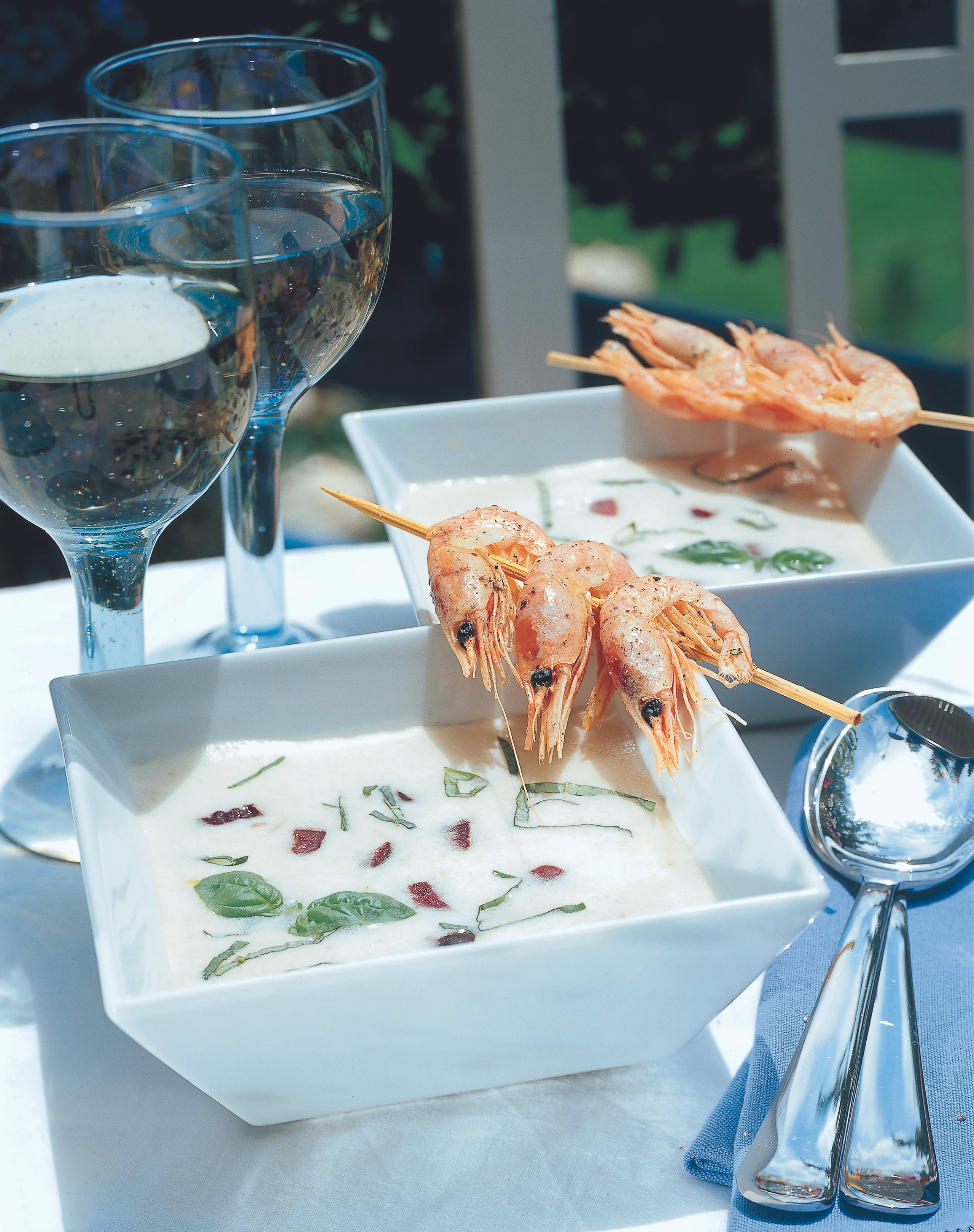 Gekühlte Erdäpfelsuppe mit Basilikum und Garnelen-Spießchen