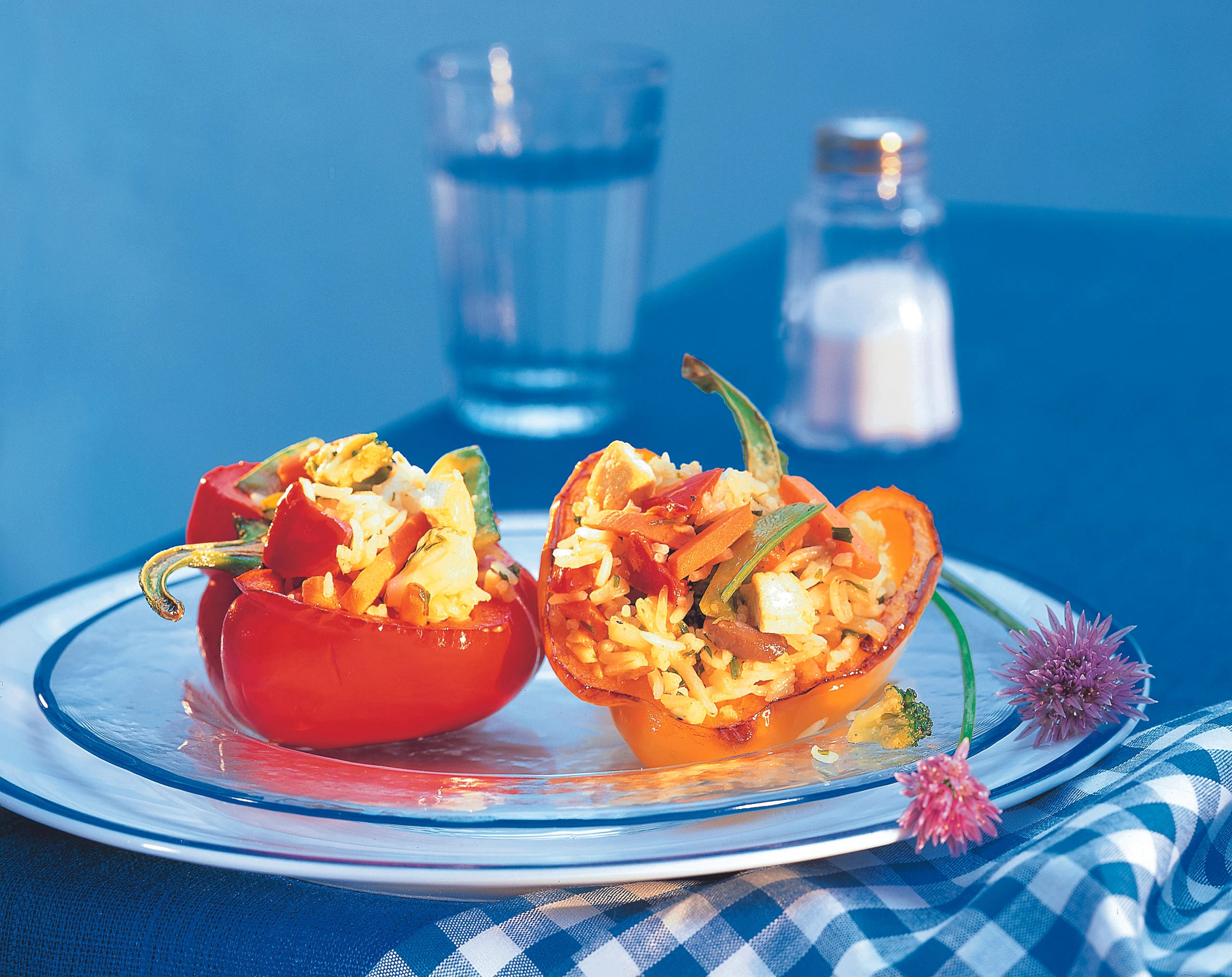 Gefüllte Paprika mit Tofu-Gemüsereis