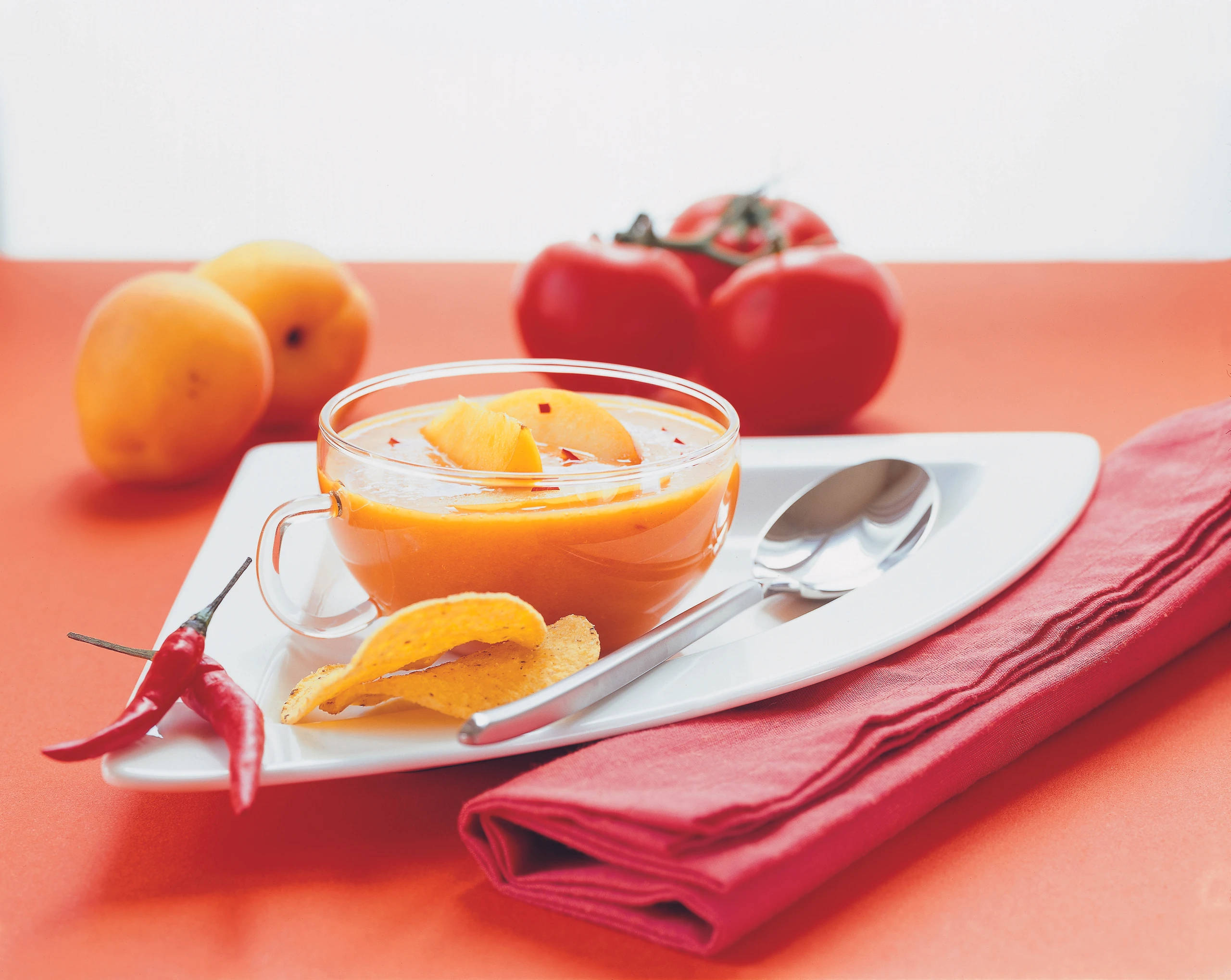 Kalte Paradeiser-Marillen-Suppe mit Chili