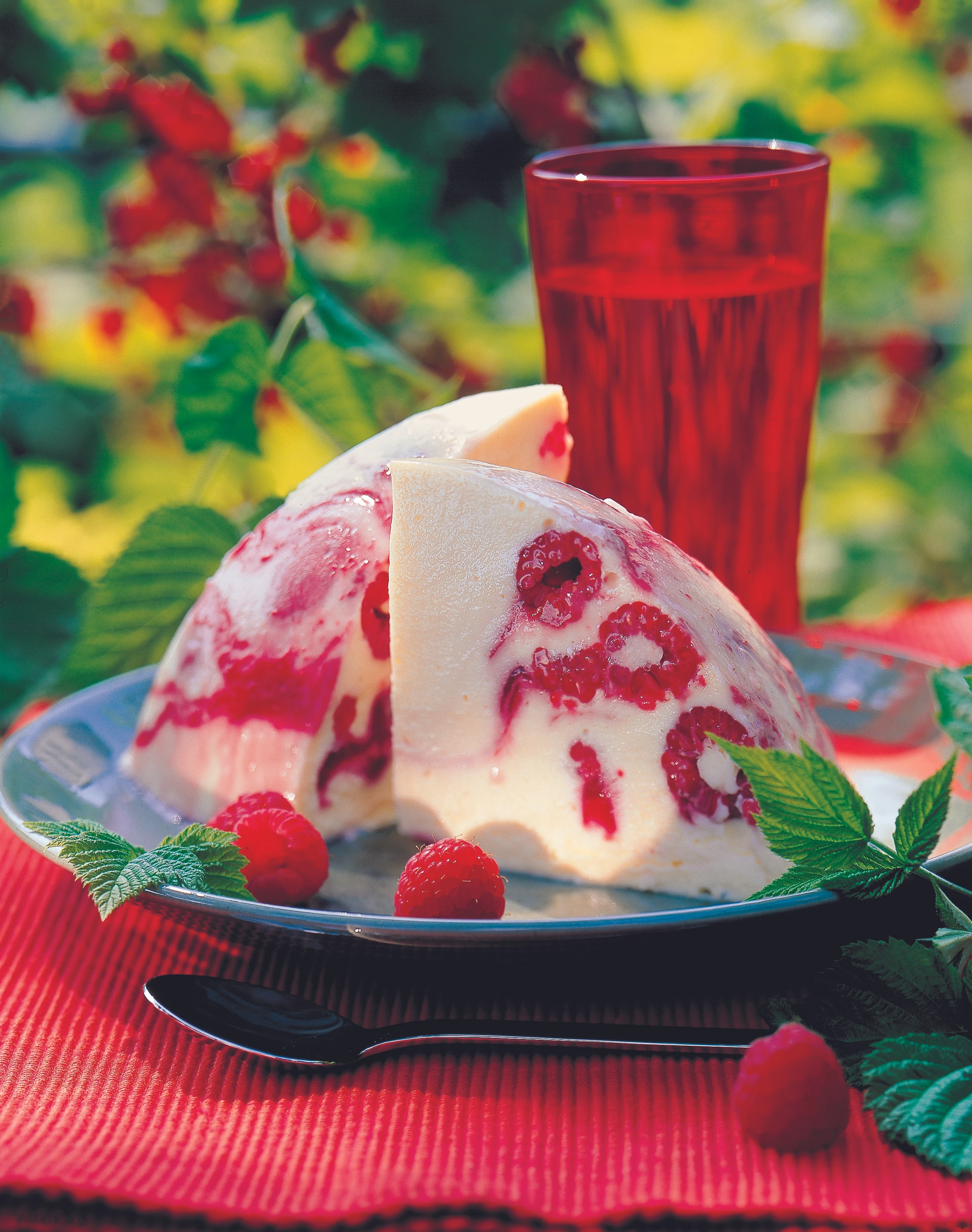 Himbeer-Eisbombe mit weißer Schokolade