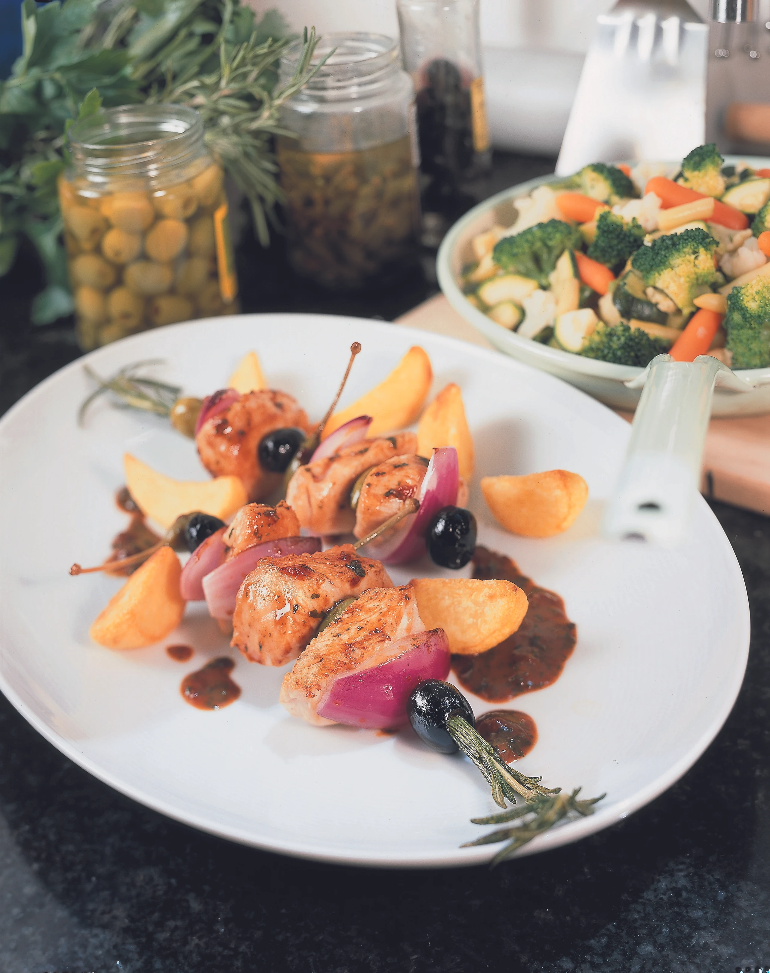 Putenspieß auf Röstgemüse mit Erdäpfel Wedges