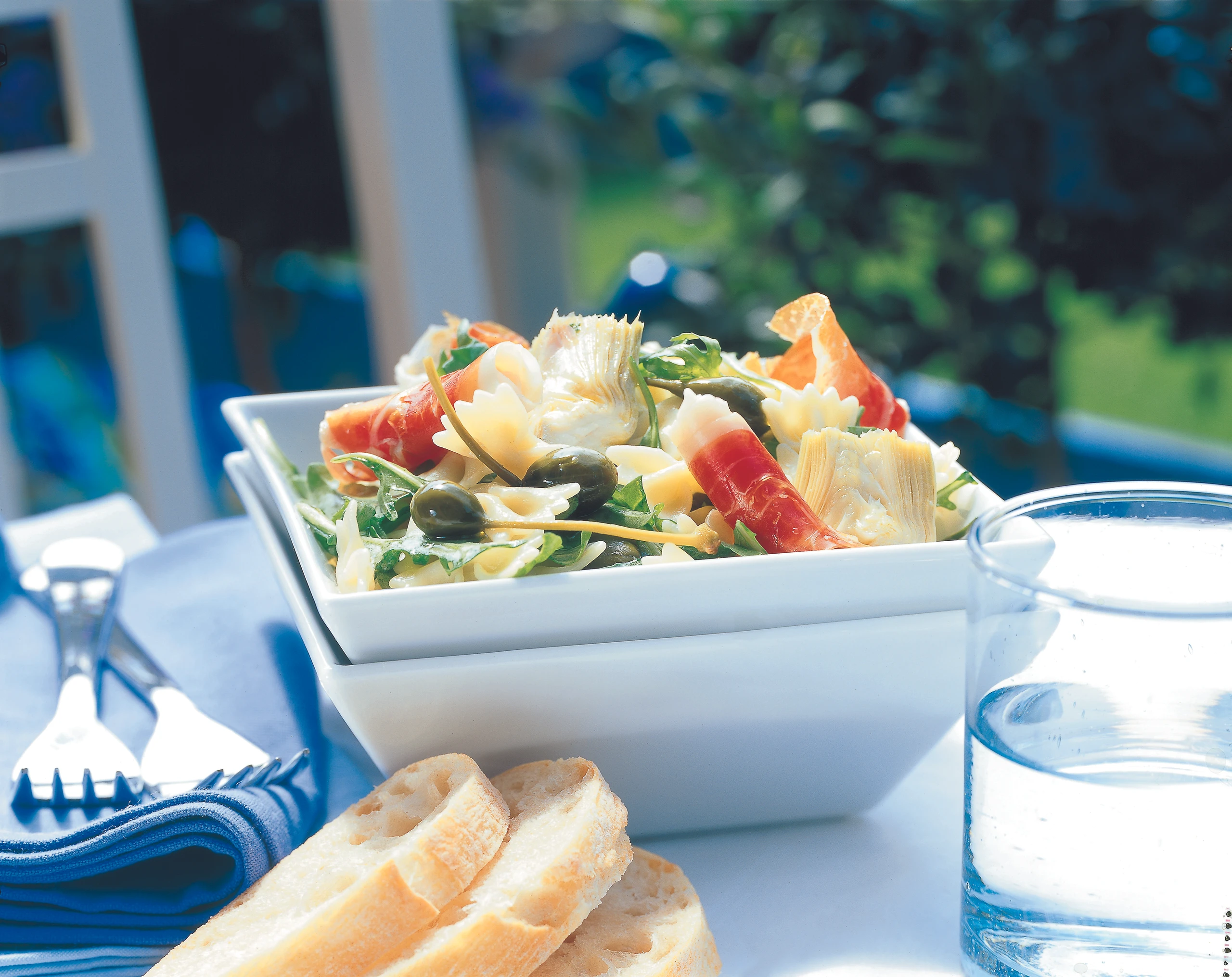 Nudelsalat mit Artischocken, Prosciutto und Kapern