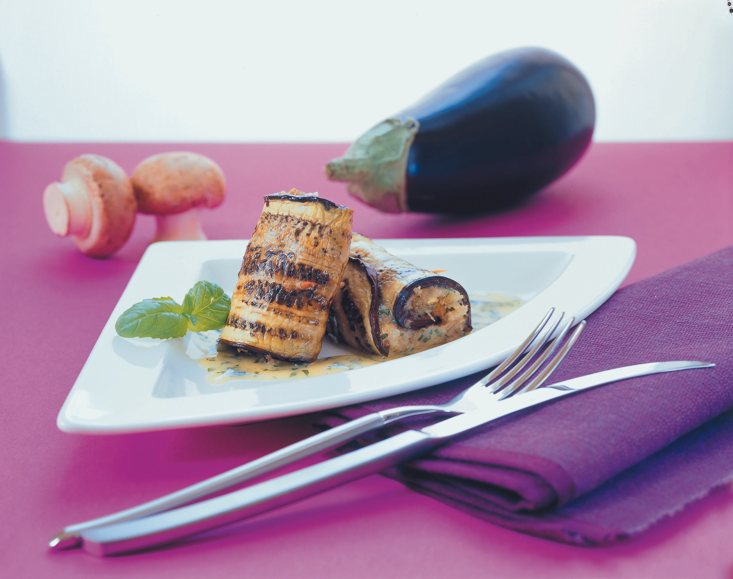 Melanzani-Röllchen mit Basilikumfond