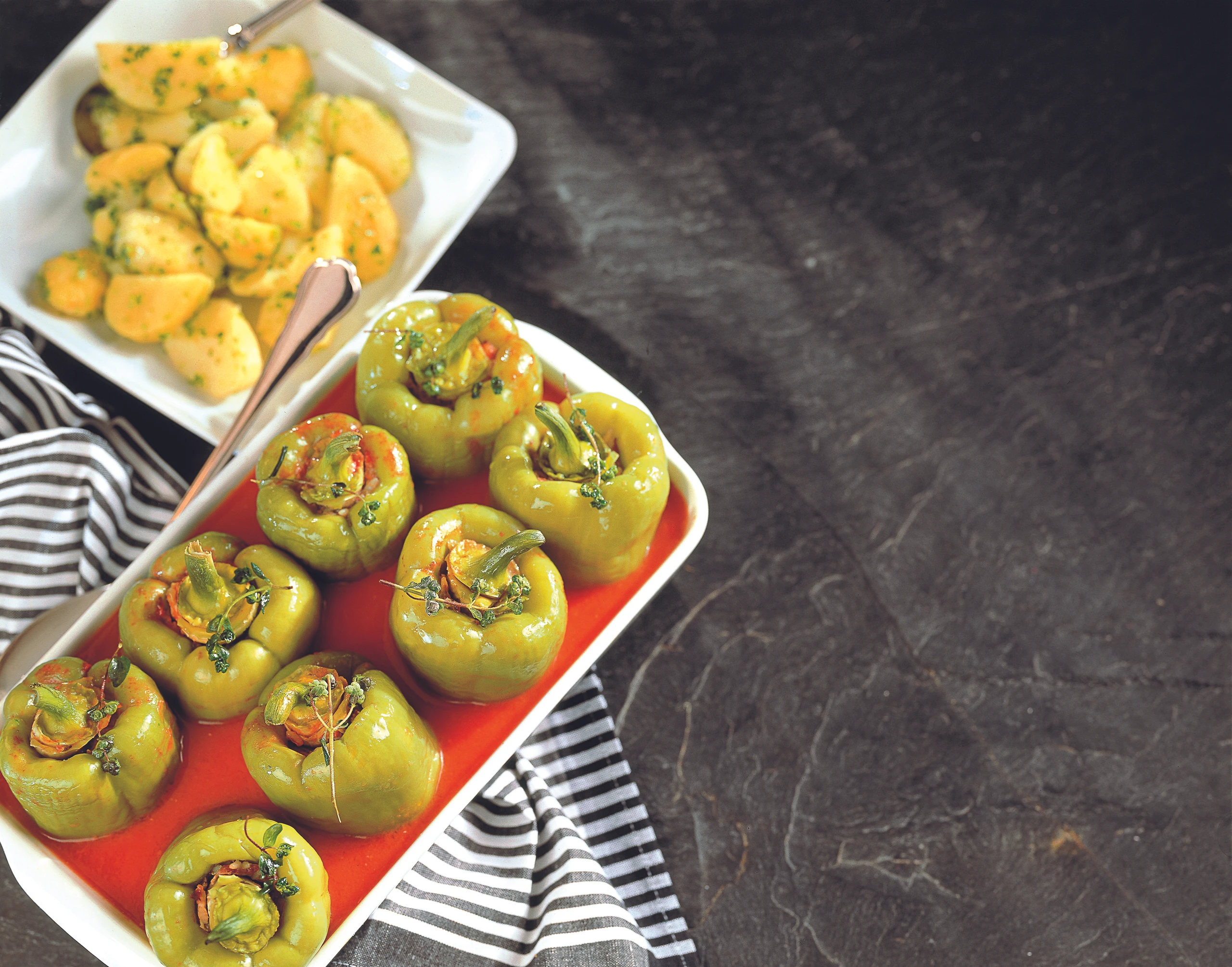 Gefüllte Paprika in Paradeisersauce