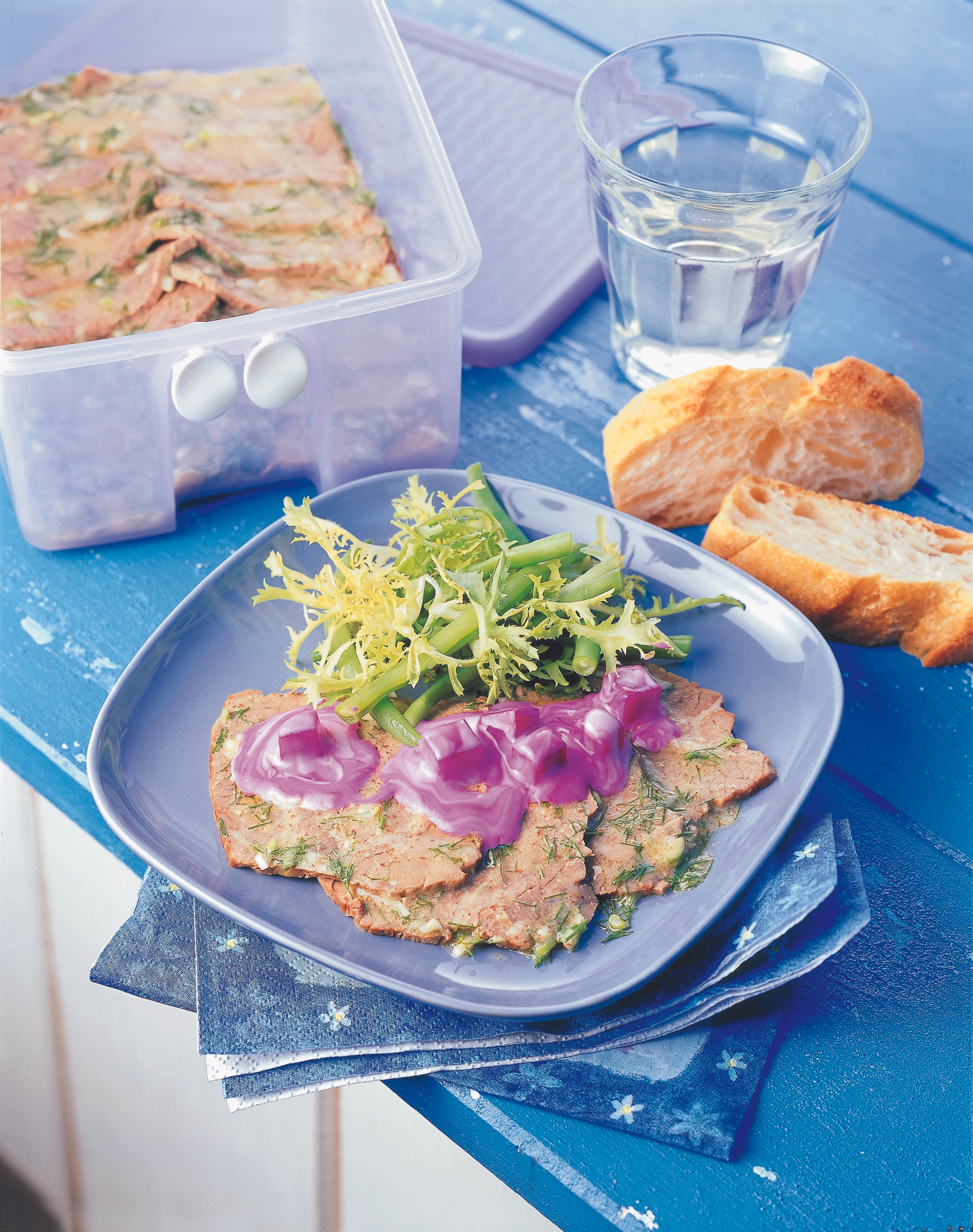 Mariniertes Rindfleisch mit Roten Rüben und Dille