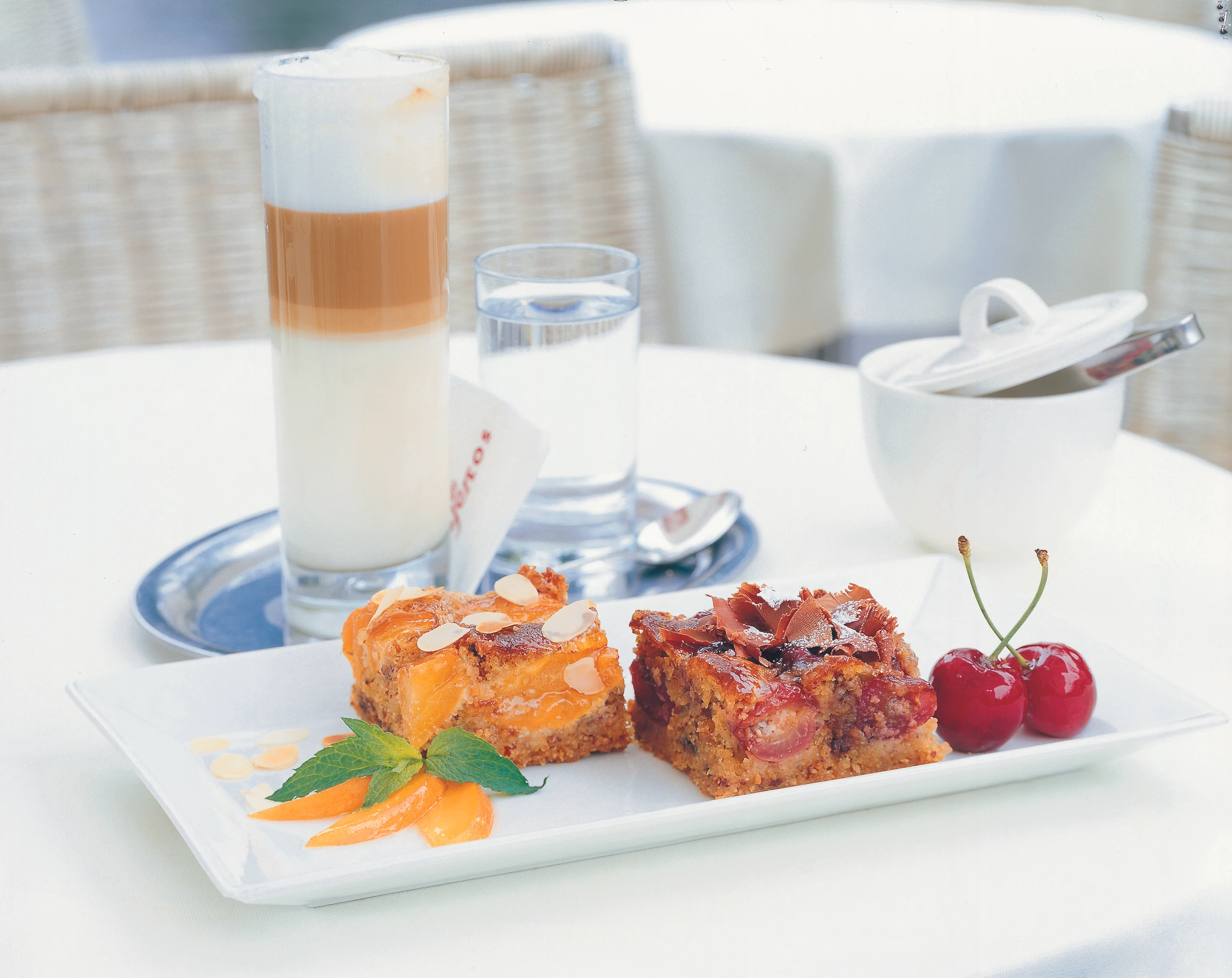 Vollwertschnitte mit Kirschen und Marillen