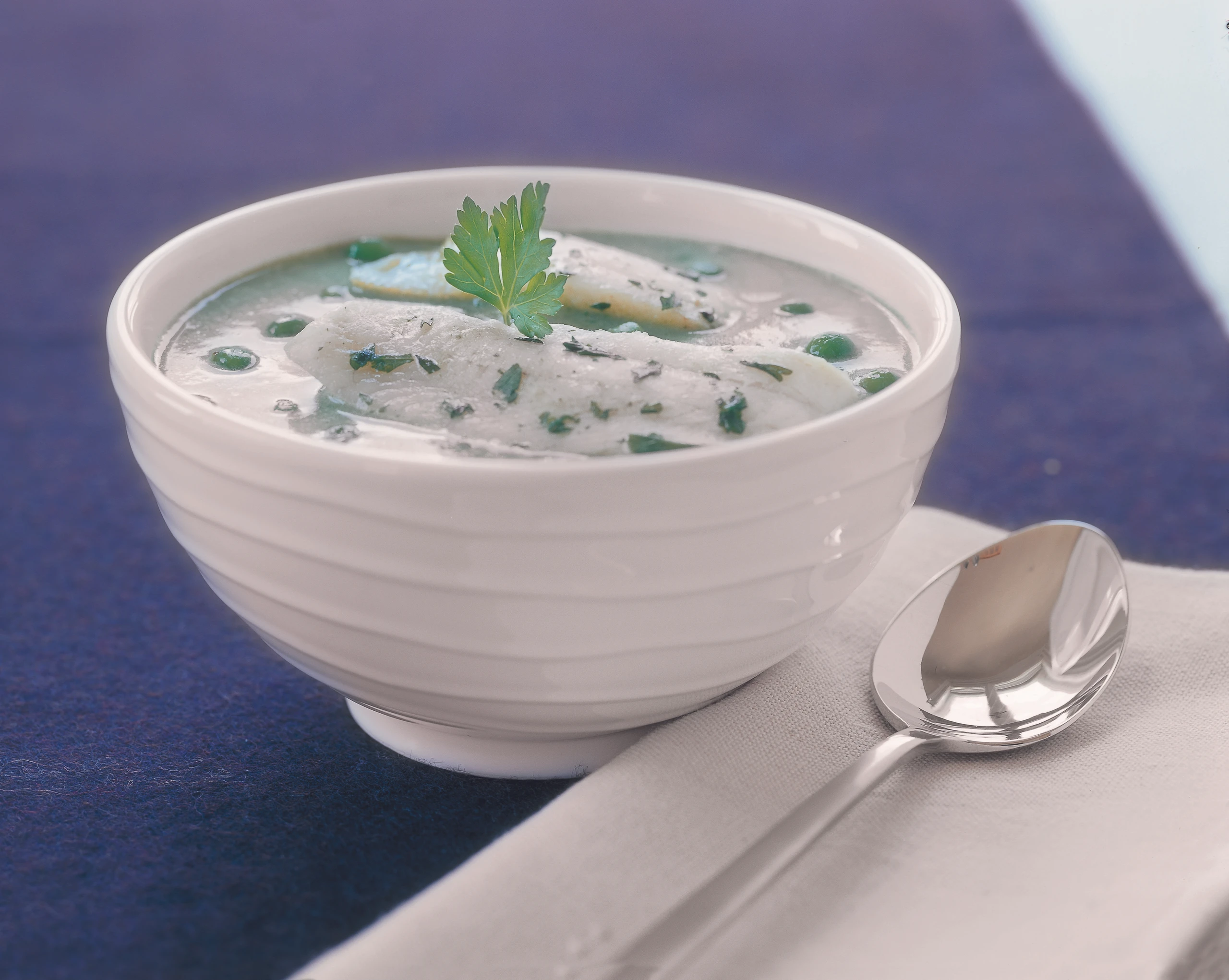 Spinatsuppe mit Erbsen und Scholle