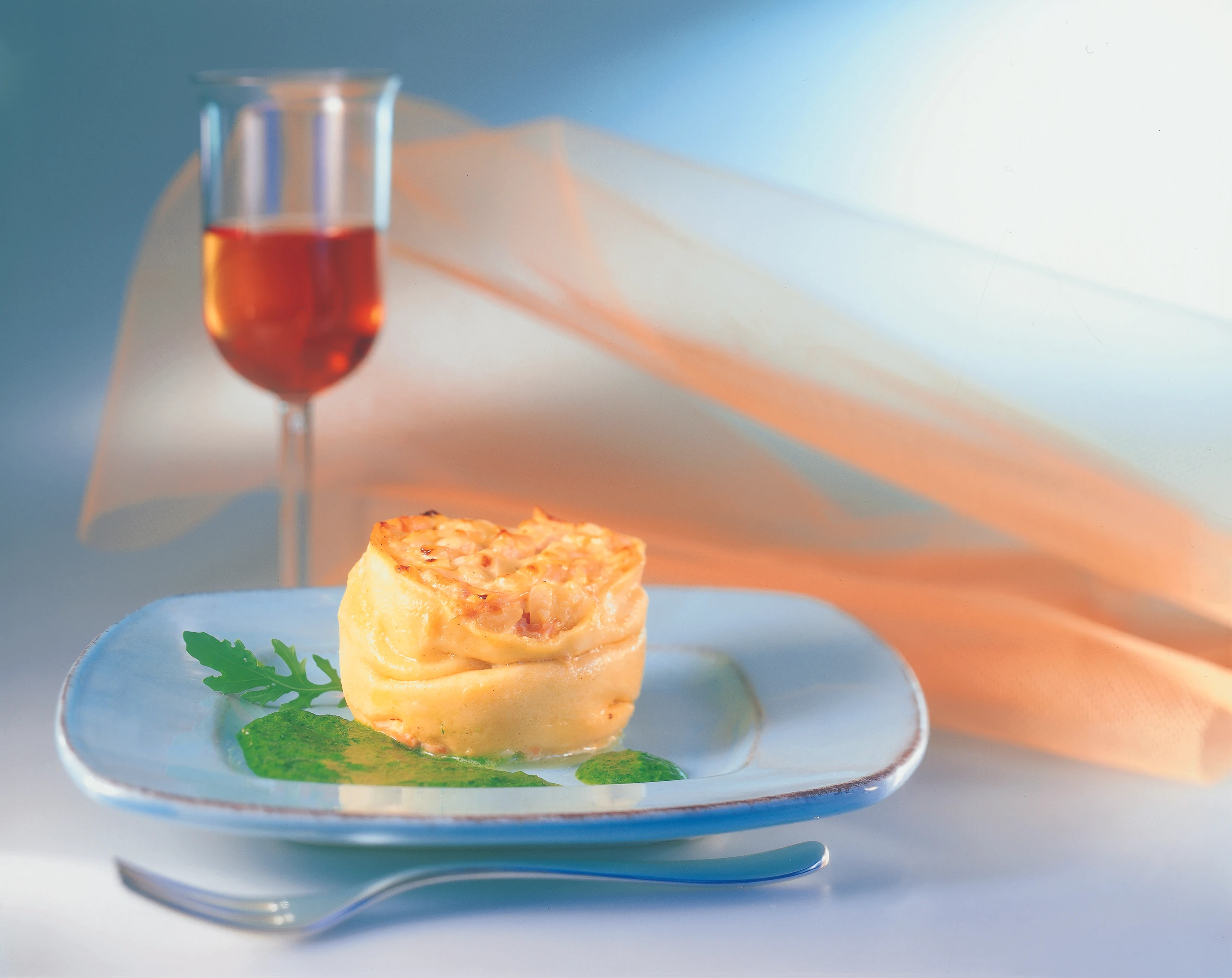 Nudelroulade mit Lachs und Rucola