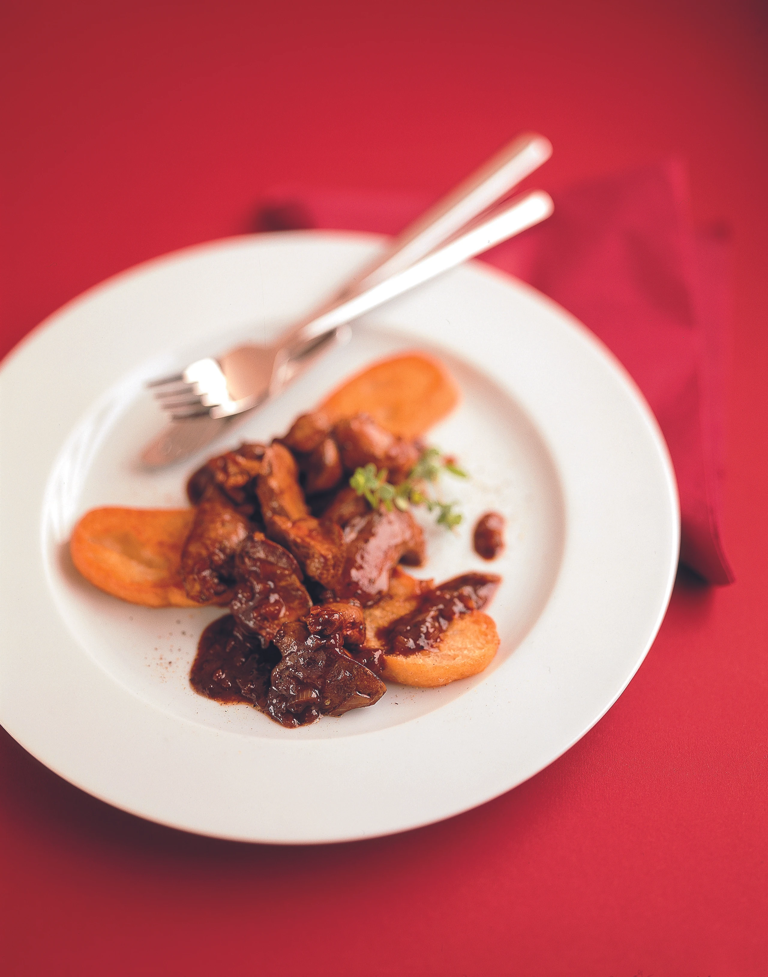 Pikante Geflügelleber auf gebratenem Weißbrot