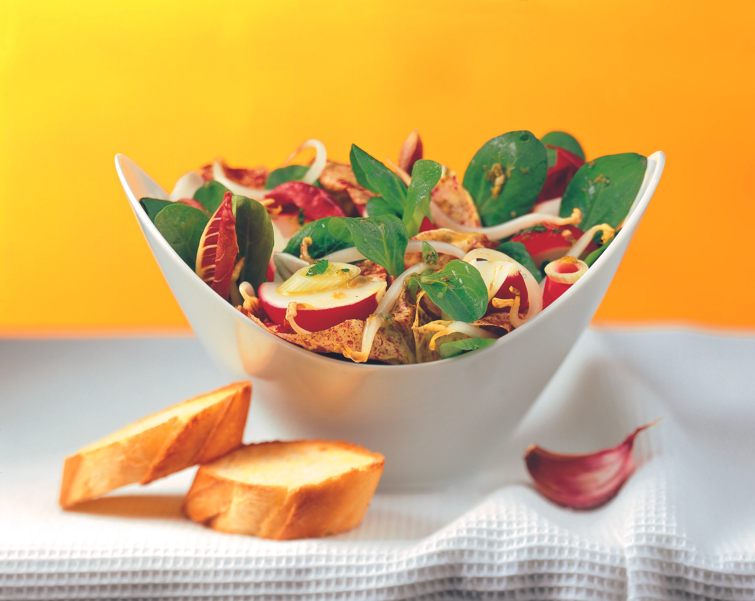 Salat mit Sprossen und Kapern-Vinaigrette