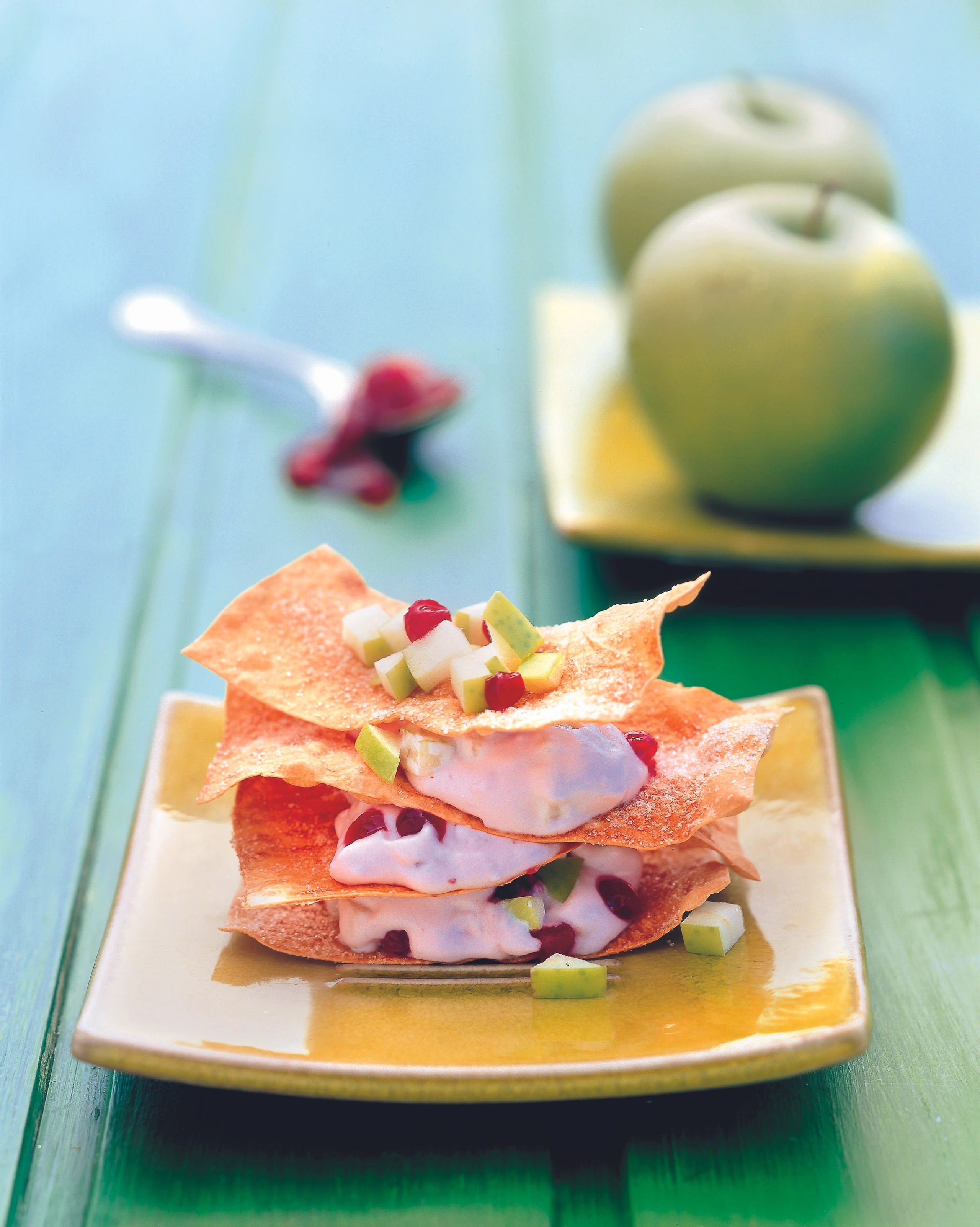 Knusper-Türmchen mit grünem Apfel und Beeren