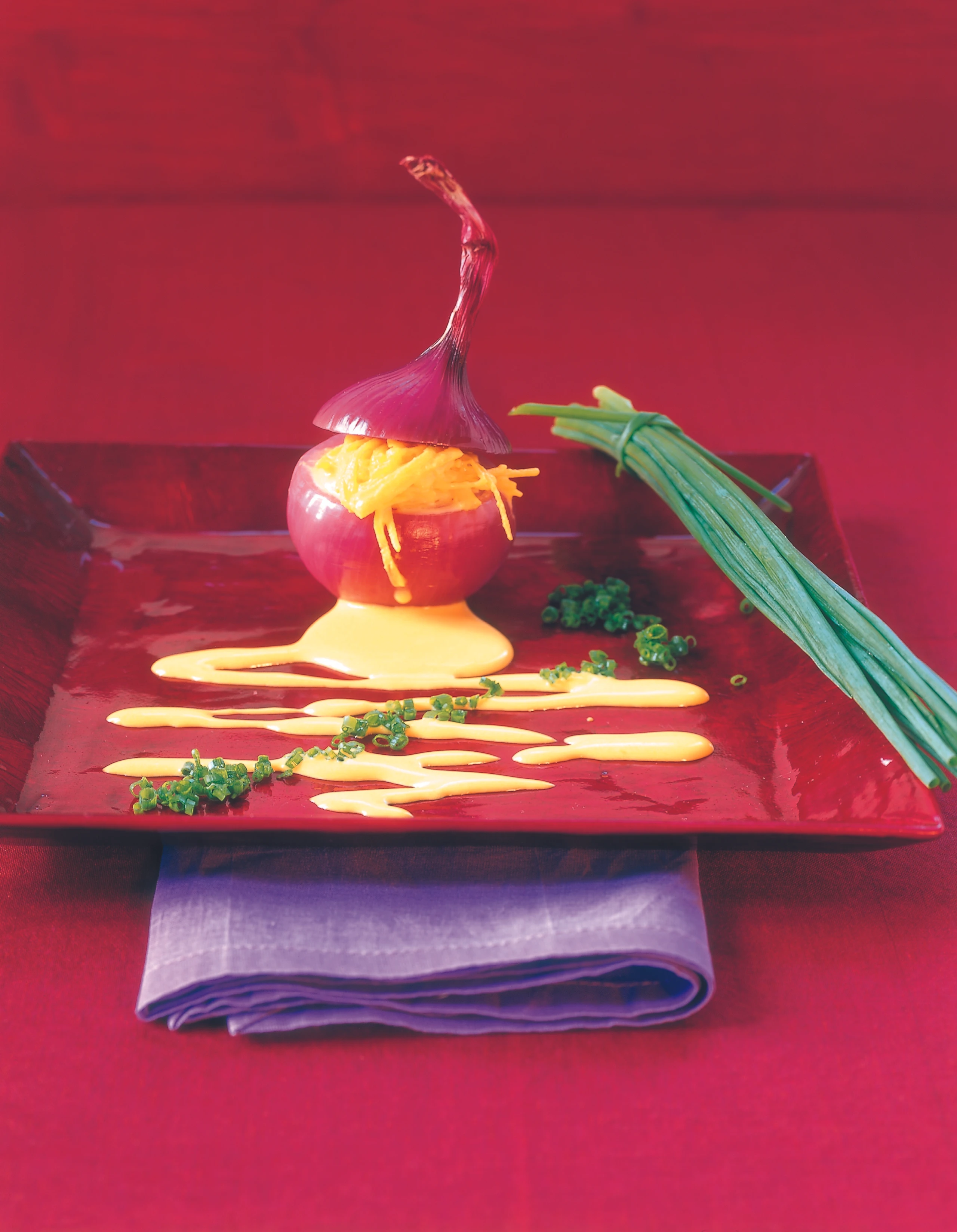 Rote Zwiebeln mit Safran-Lauch-Streifen