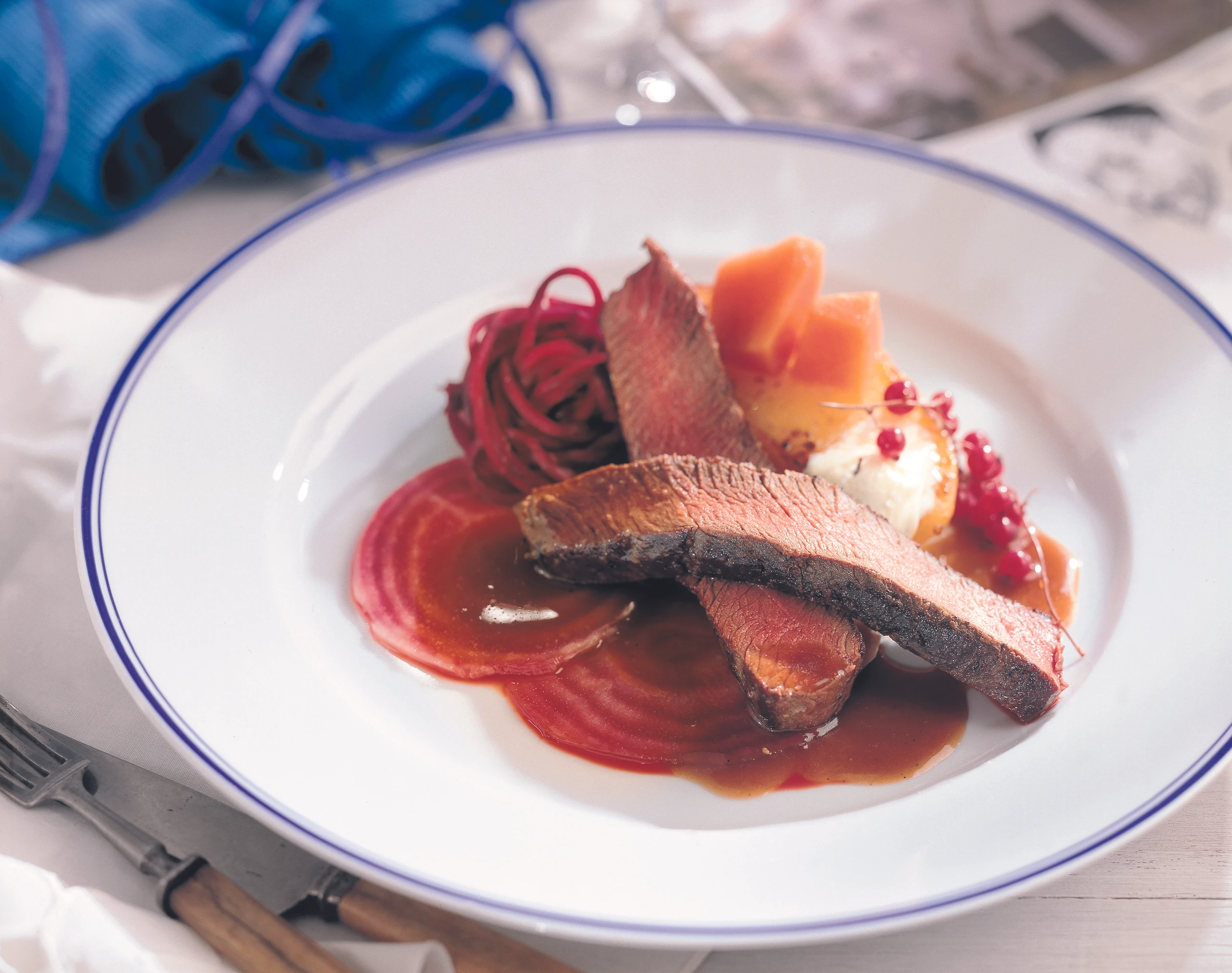 Gegrillter Hirschrücken Strindberg mit Erdäpfeln und marinierten Rüben