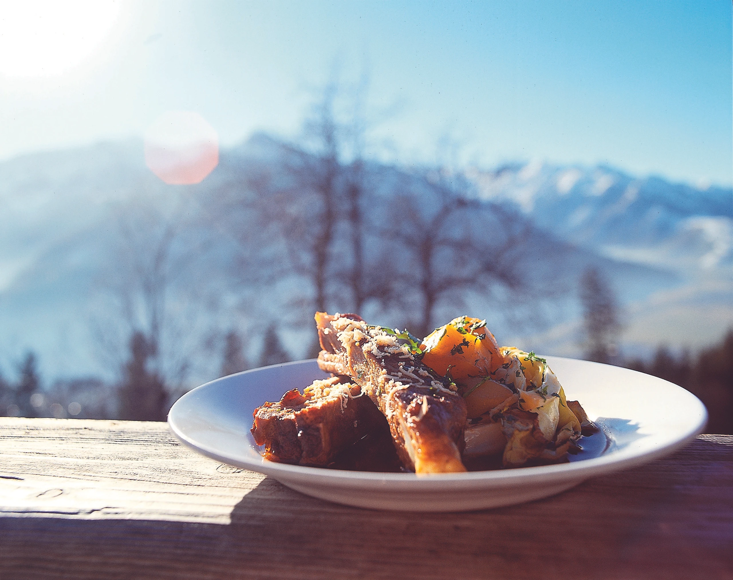Gebratene Ripperl mit Erdäpfeln und Stöcklkraut