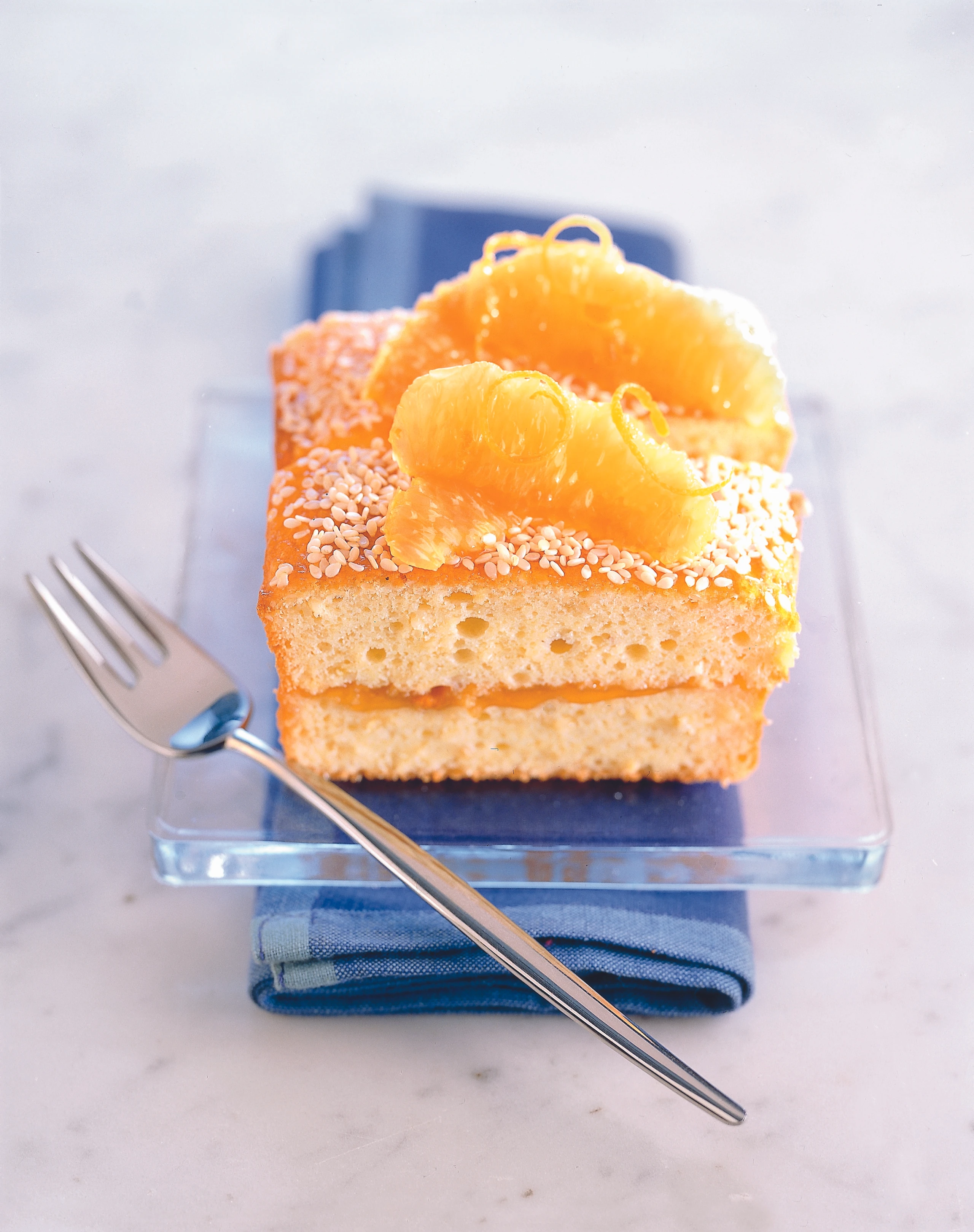 Sesam-Topfenkuchen mit Orangen