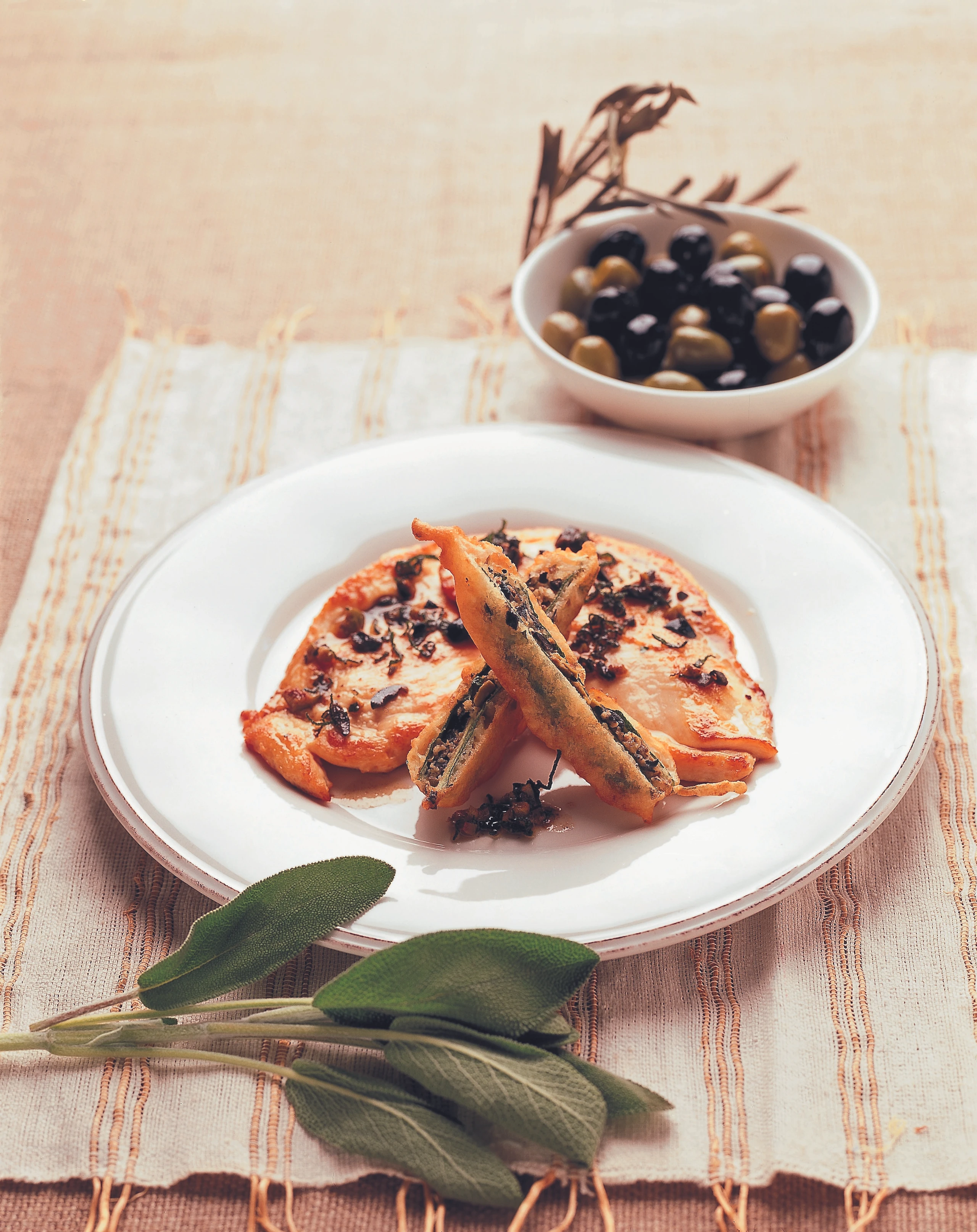 Hühnerfilet-Schnitzel mit Salbei und Oliven
