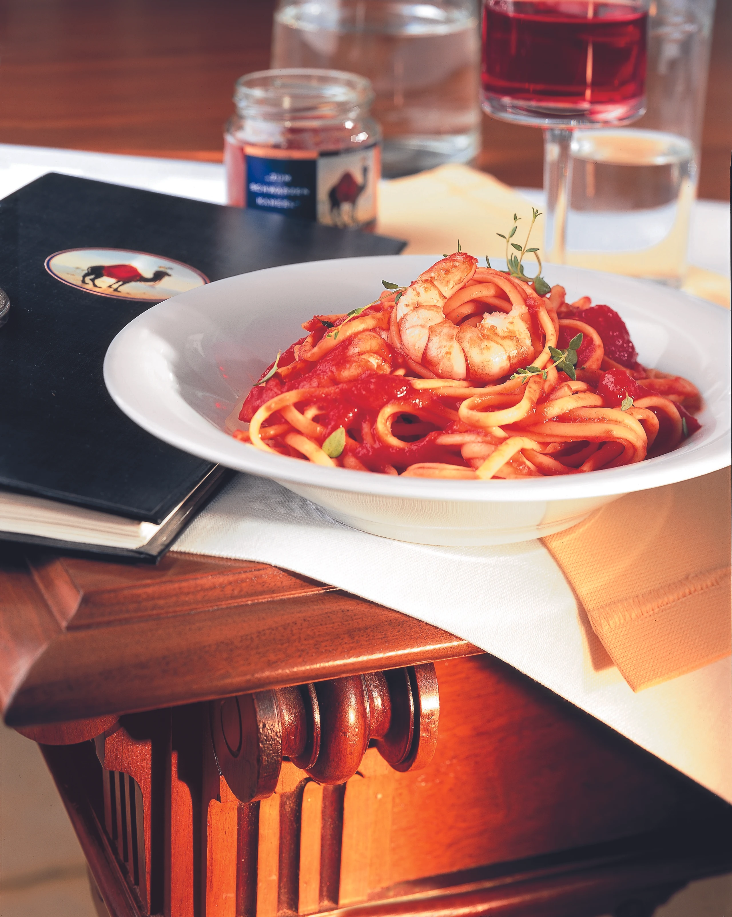 Bandnudeln mit Paradeisern und Shrimps